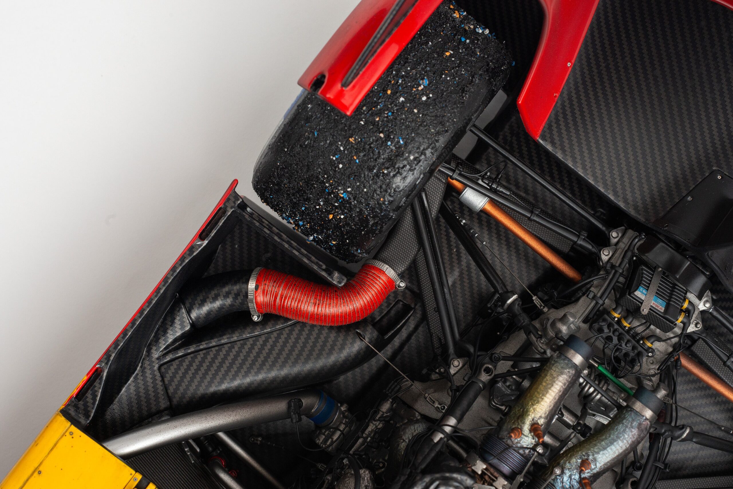 Amalgam Ferrari 499P 2023 Le Mans Winner (#51) Race Weathered - Rot | 1:8 – Bild 6