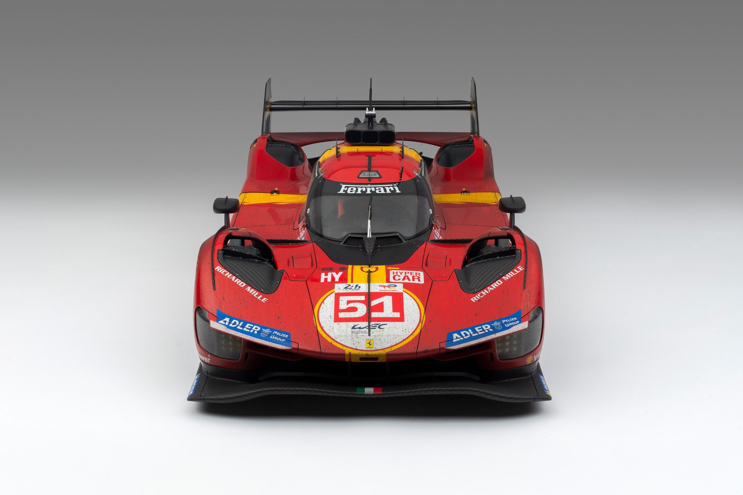 Amalgam Ferrari 499P 2023 Le Mans Winner (#51) Race Weathered - Rot | 1:8 – Bild 11