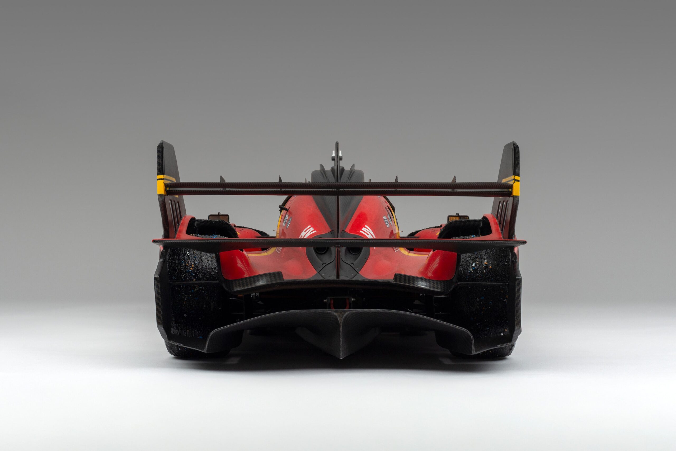 Amalgam Ferrari 499P 2023 Le Mans Winner (#51) Race Weathered - Rot | 1:8 – Bild 15