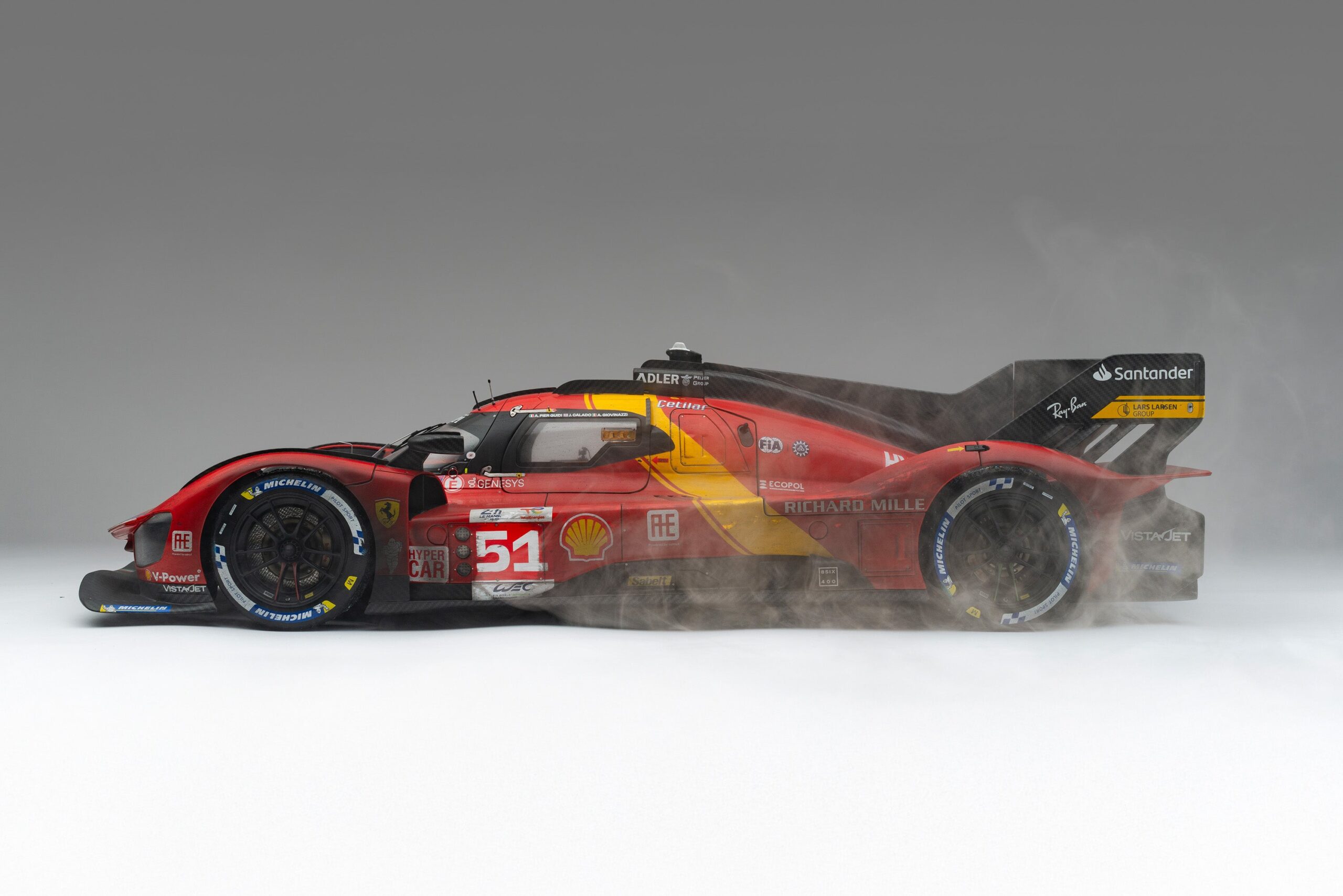 Amalgam Ferrari 499P 2023 Le Mans Winner (#51) Race Weathered - Rot | 1:8 – Bild 3