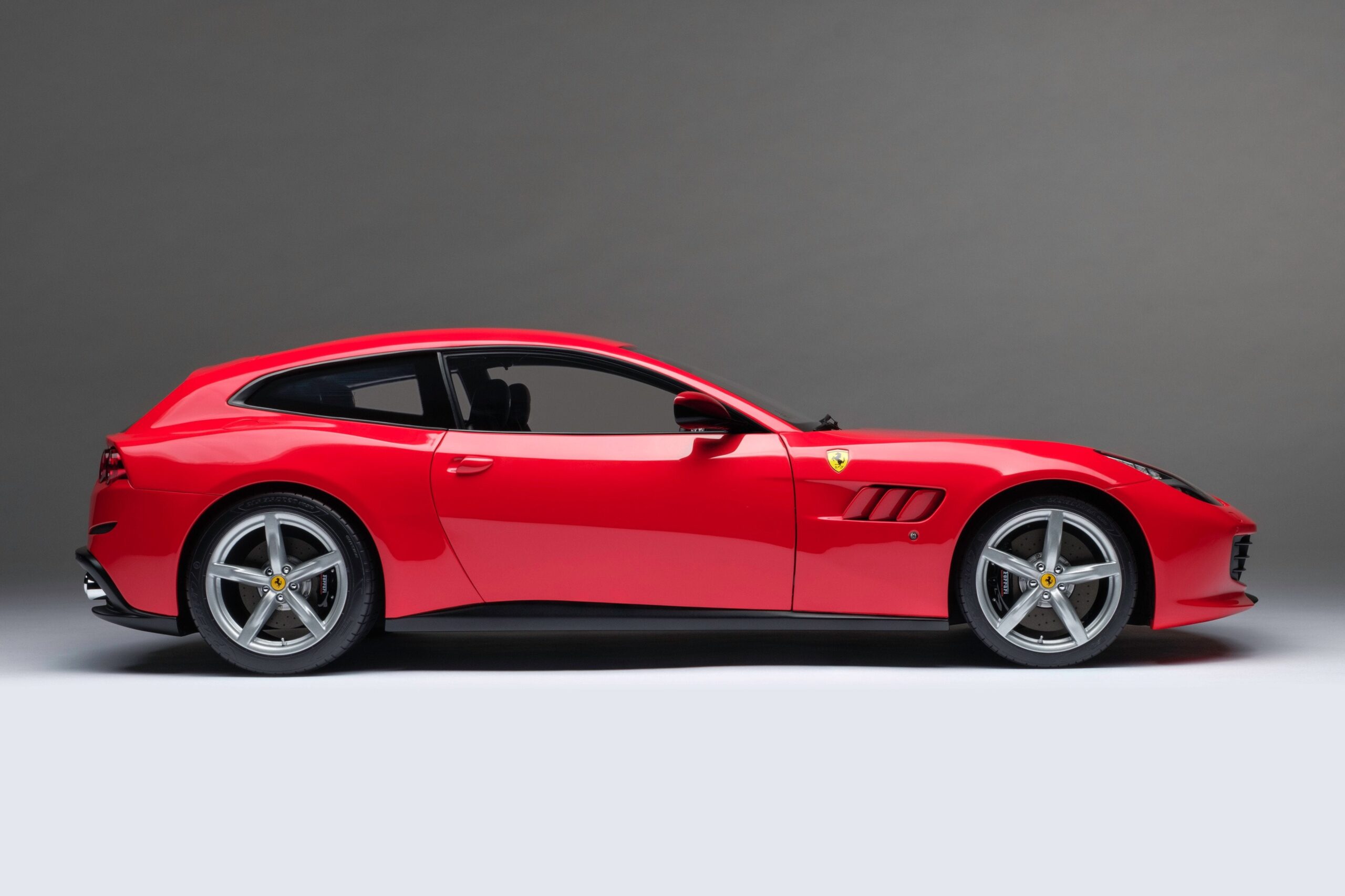 Amalgam Ferrari GTC4Lusso (2016) - Rot | 1:8 - 画像6