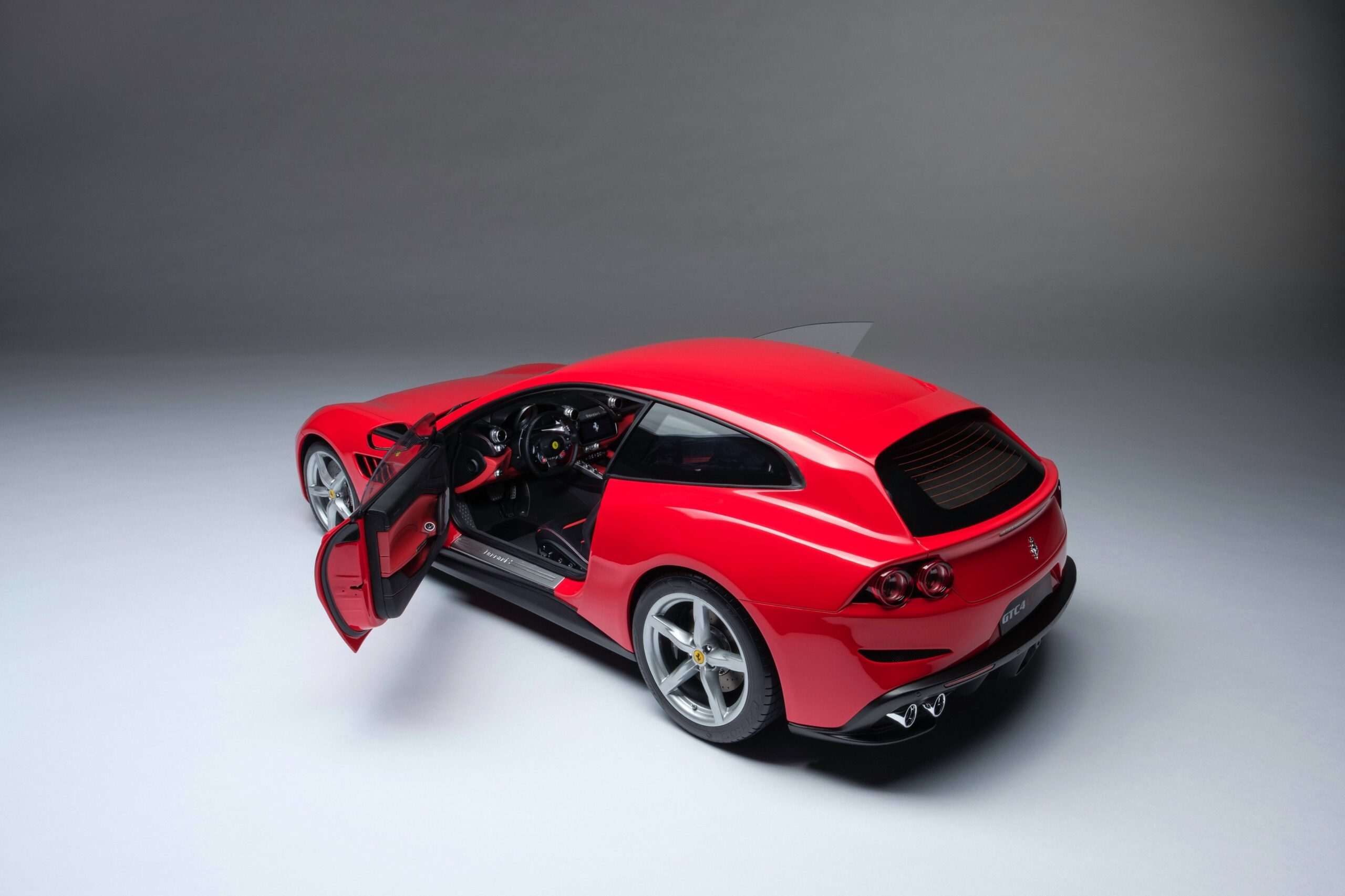 Amalgam Ferrari GTC4Lusso (2016) - Rot | 1:8 - 画像11