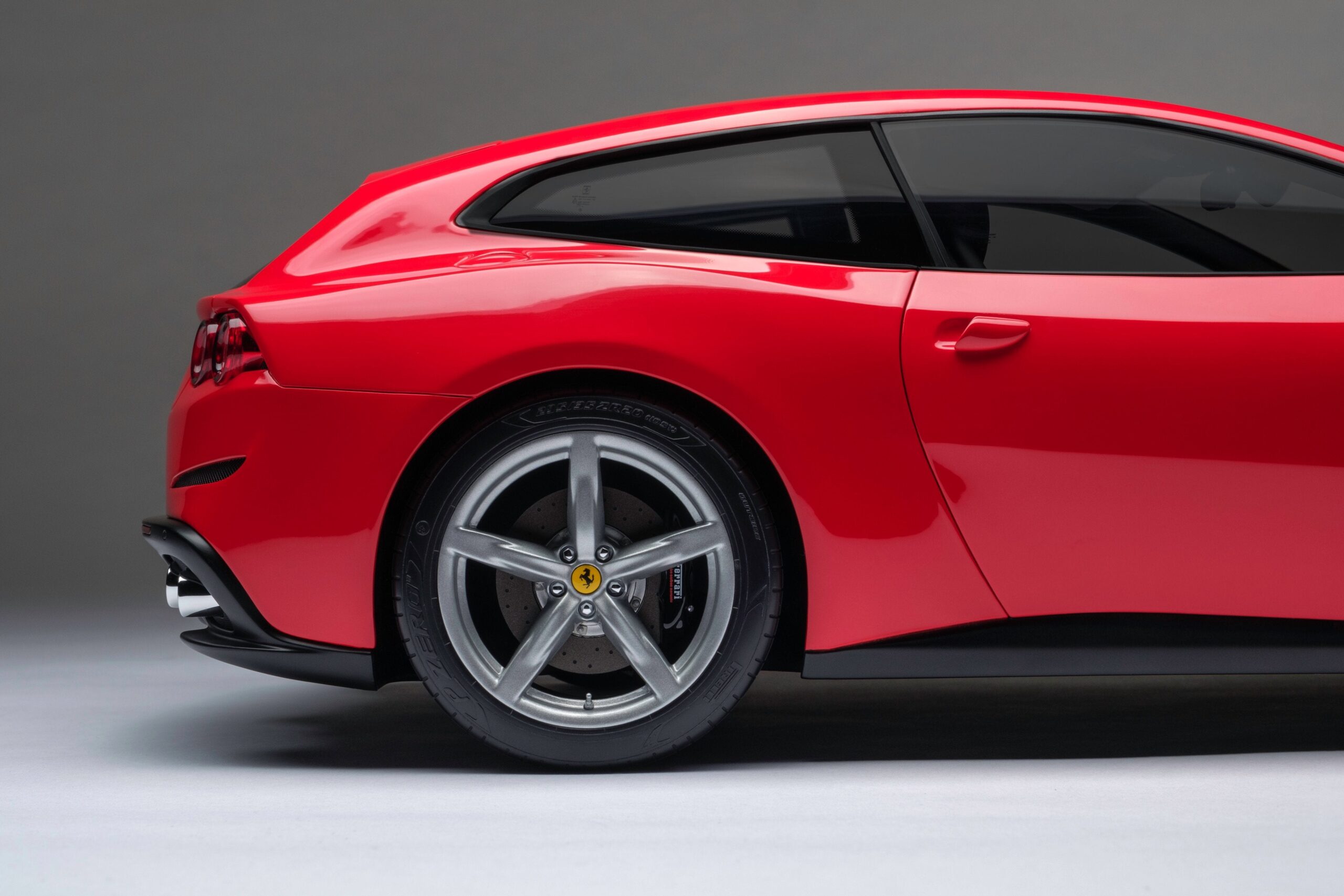 Amalgam Ferrari GTC4Lusso (2016) - Rot | 1:8 - 画像13