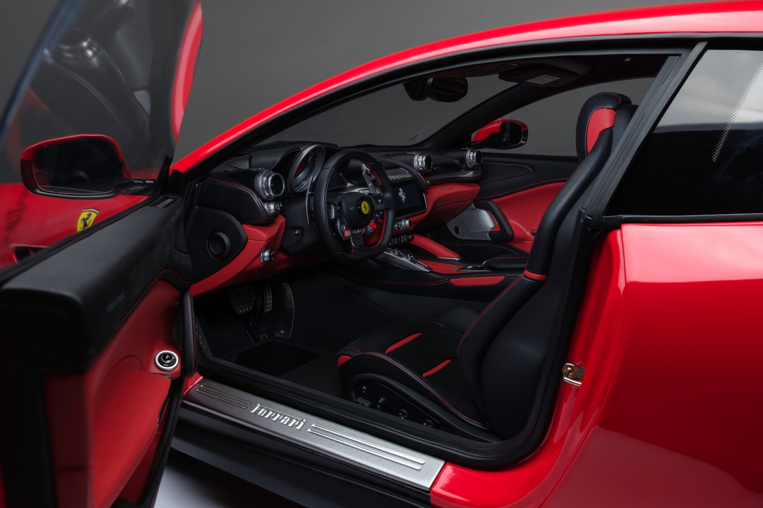 Amalgam Ferrari GTC4Lusso (2016) - Rot | 1:8 - 画像14