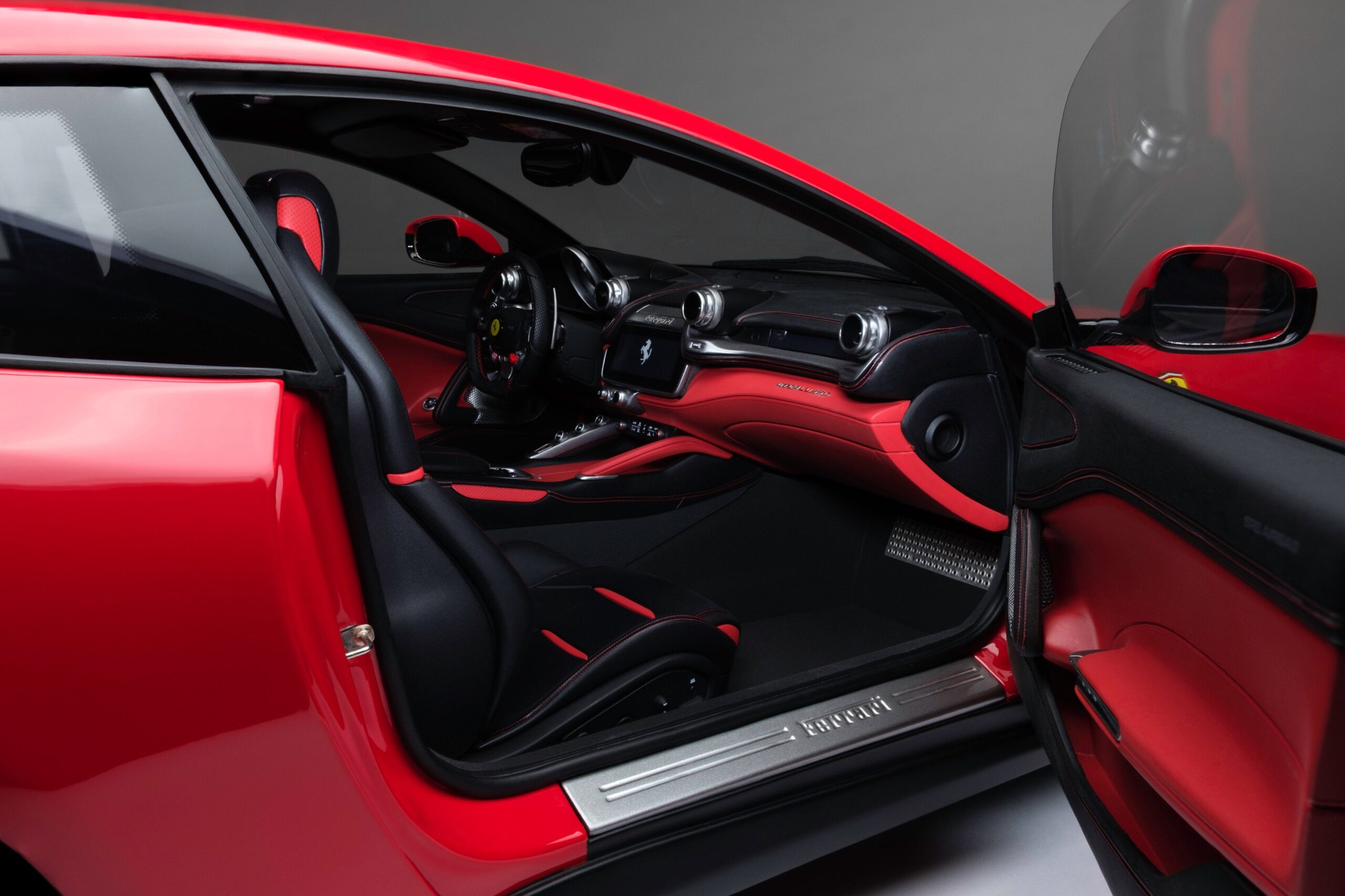 Amalgam Ferrari GTC4Lusso (2016) - Rot | 1:8 - 画像15