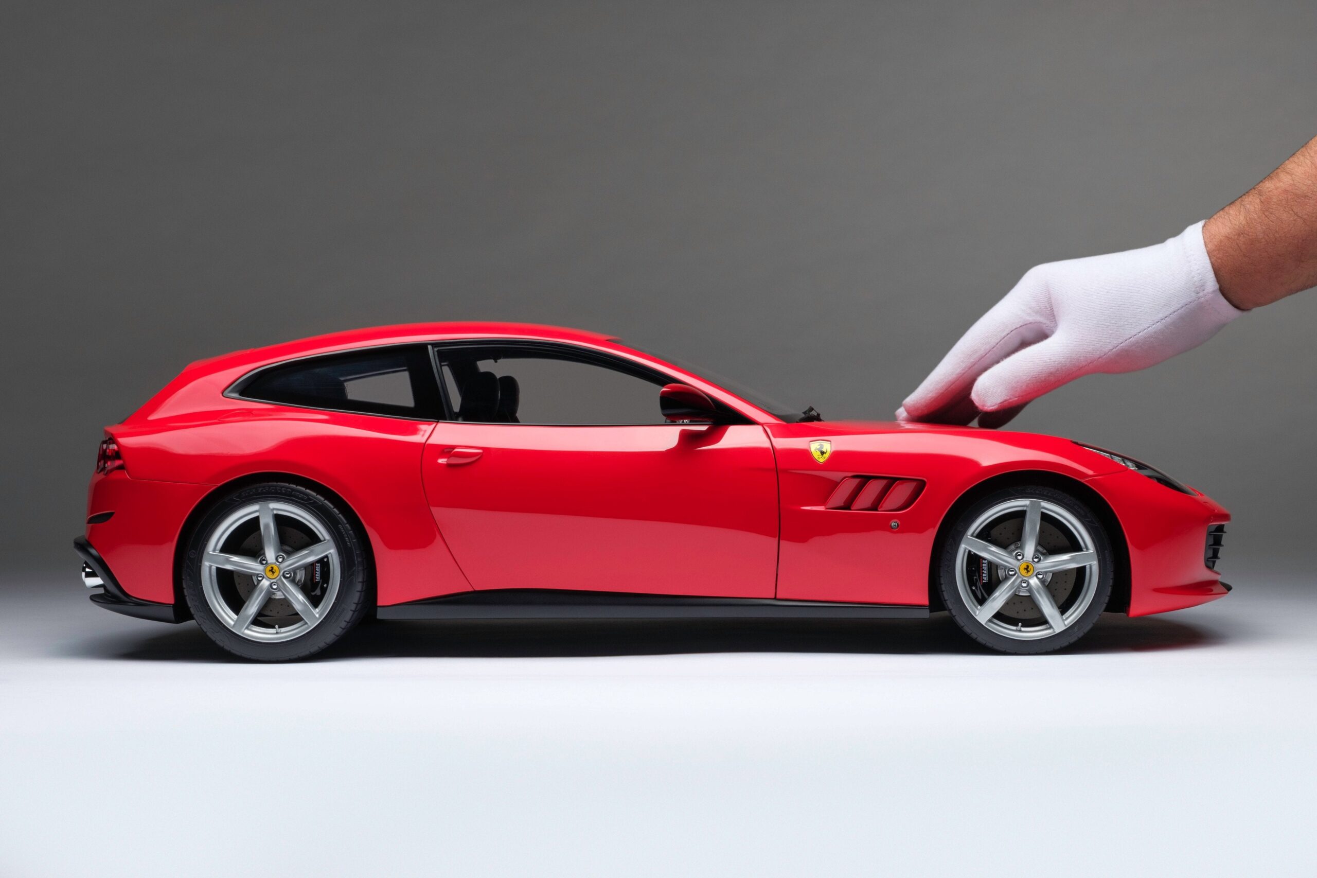 Amalgam Ferrari GTC4Lusso (2016) - Rot | 1:8 - 画像3