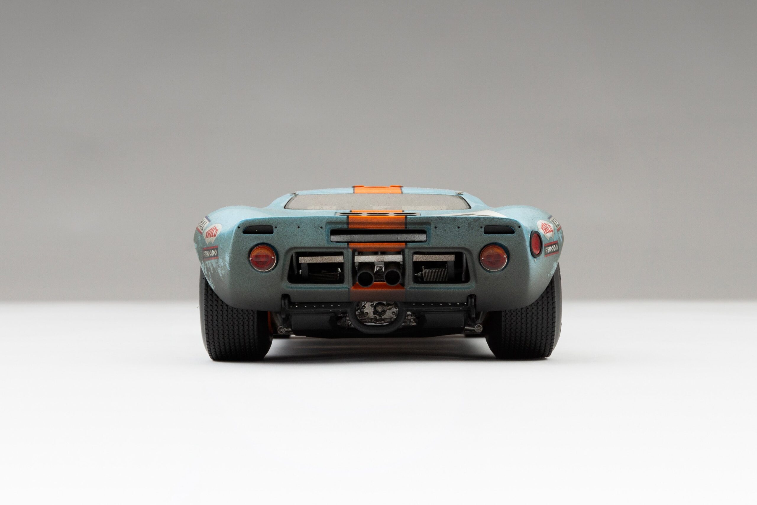 Amalgam Ford GT40 1969 Le Mans Sieger Race Weathered - Blau / Orange | 1:18 – Bild 12