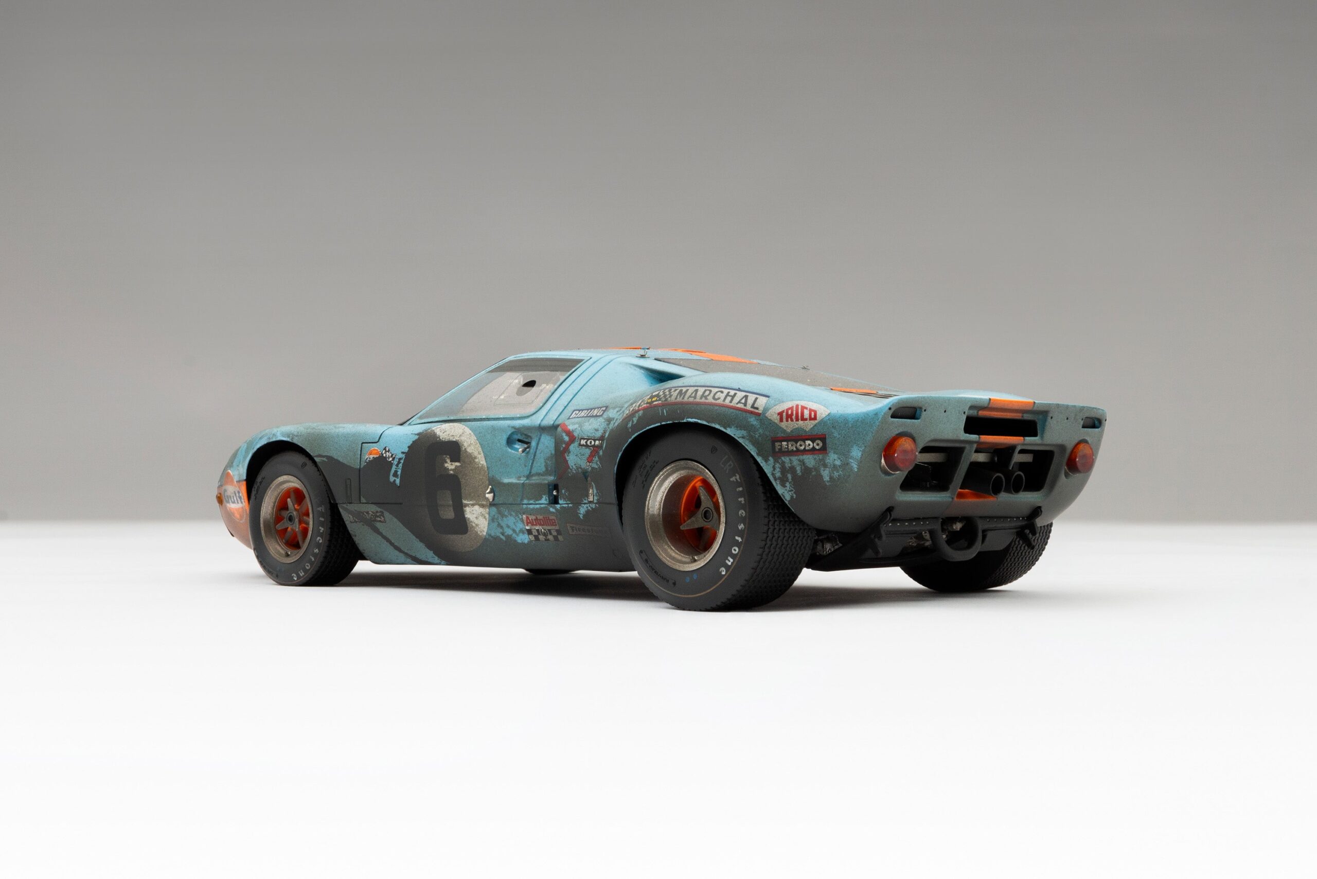 Amalgam Ford GT40 1969 Le Mans Sieger Race Weathered - Blau / Orange | 1:18 – Bild 16