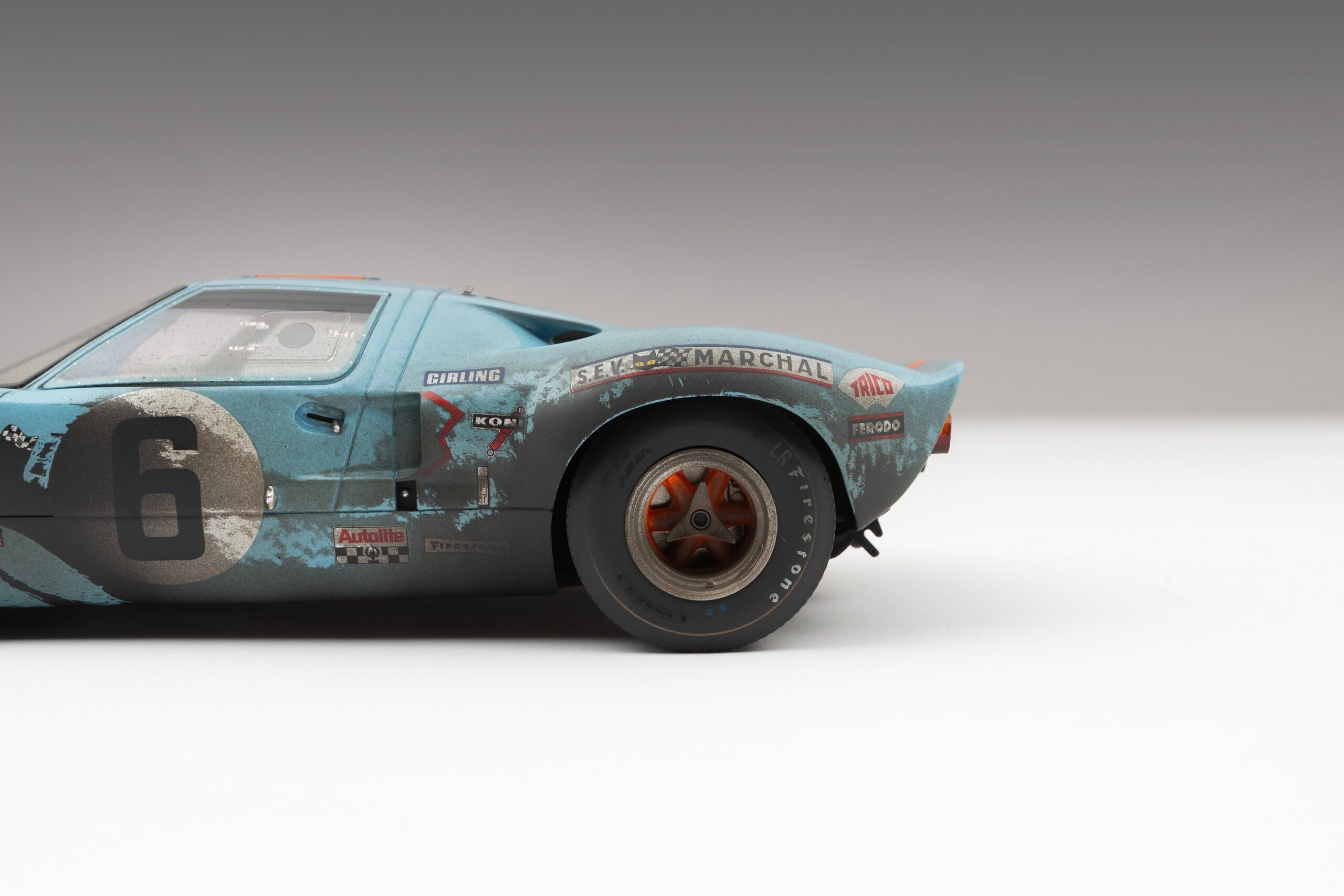 Amalgam Ford GT40 1969 Le Mans Sieger Race Weathered - Blau / Orange | 1:18 – Bild 15