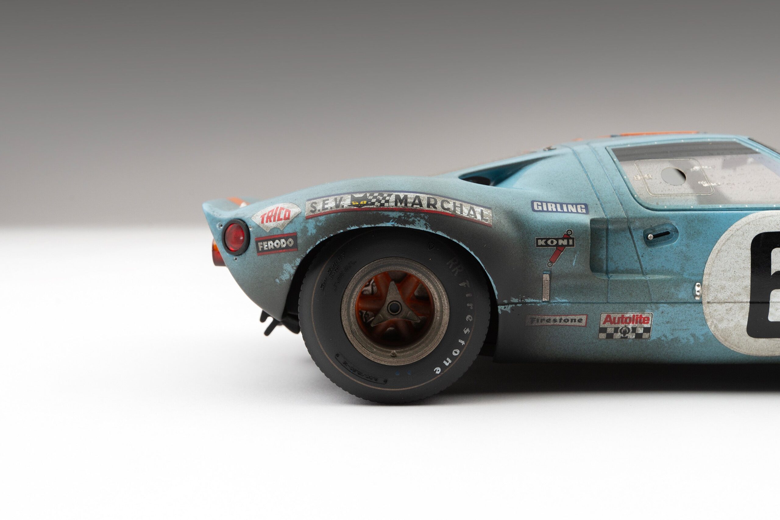Amalgam Ford GT40 1969 Le Mans Sieger Race Weathered - Blau / Orange | 1:18 – Bild 14
