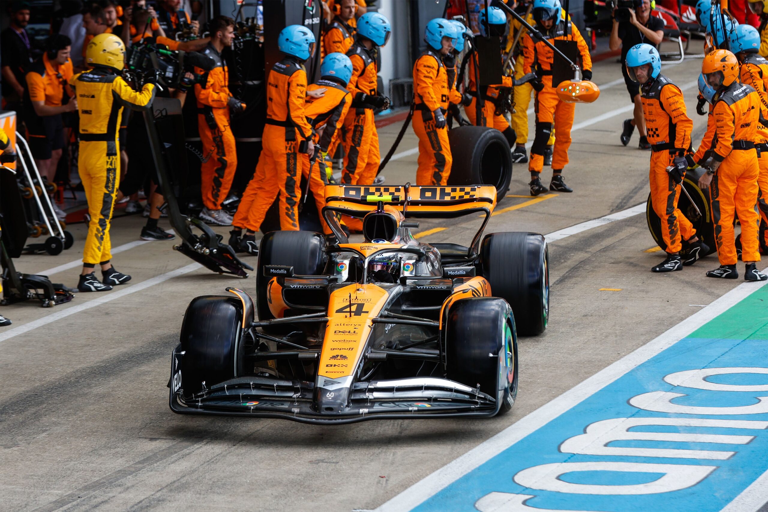 Amalgam McLaren MCL60 2023 United Kingdom Grand Prix - Chrom | 1:8 - Image 28