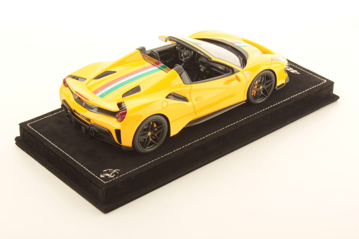 MR Collection Ferrari 488 Pista Spider - Modena Yellow, Italian Livery | 1:18 – Bild 2