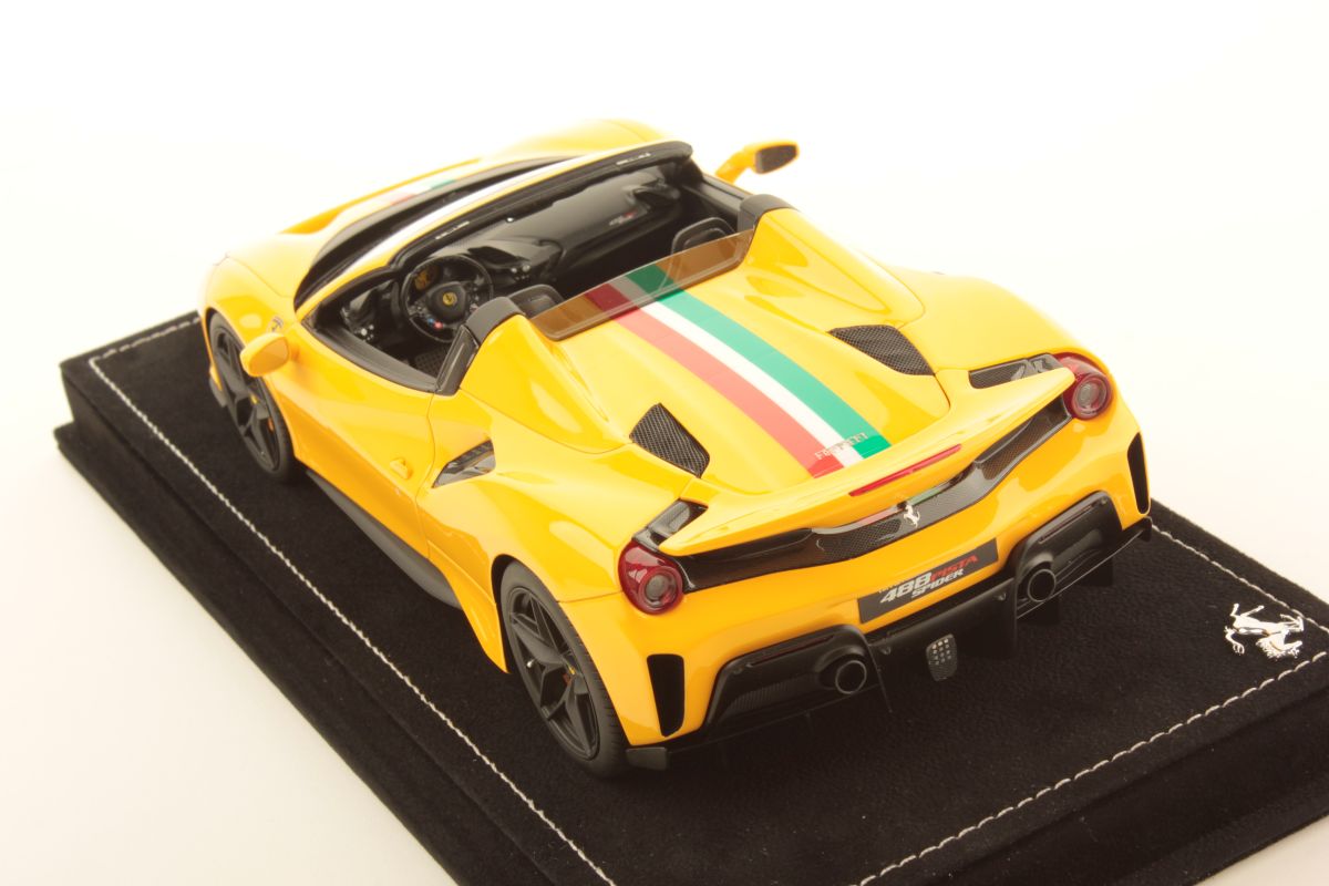 MR Collection Ferrari 488 Pista Spider - Modena Yellow, Italian Livery | 1:18 – Bild 4