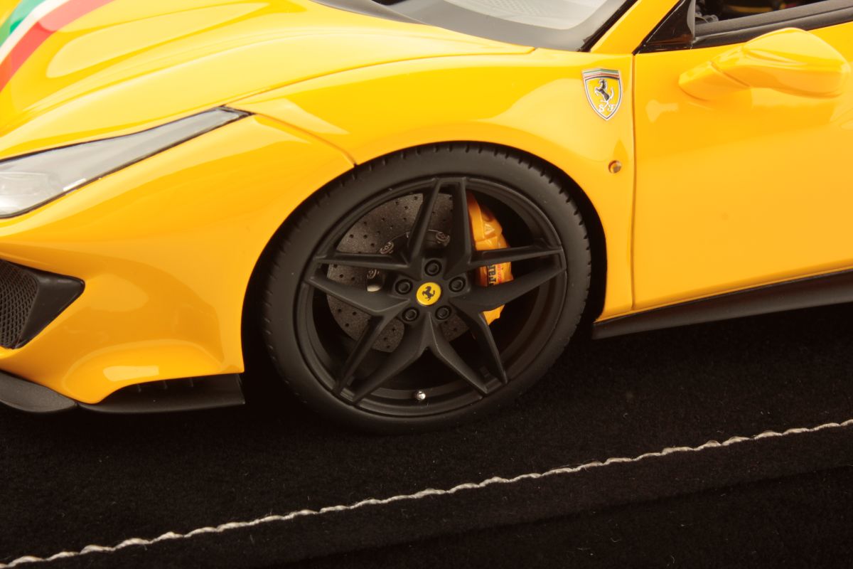 MR Collection Ferrari 488 Pista Spider - Modena Yellow, Italian Livery | 1:18 – Bild 5