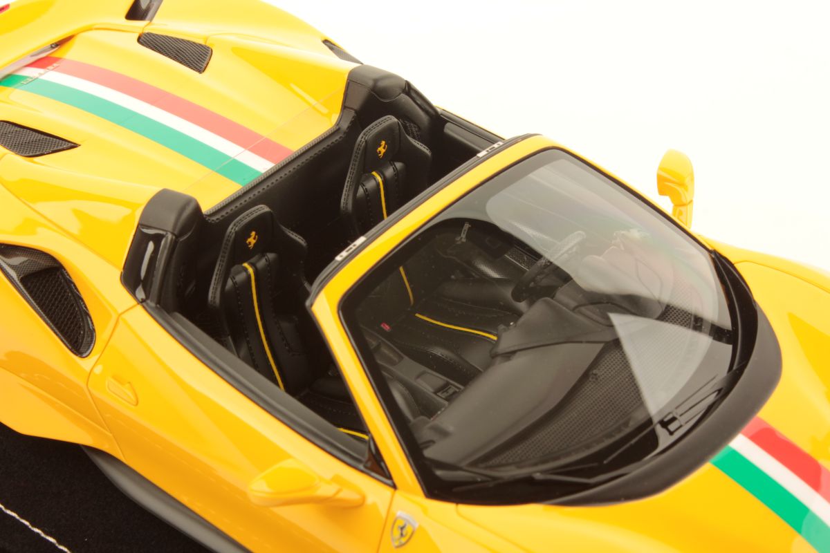 MR Collection Ferrari 488 Pista Spider - Modena Yellow, Italian Livery | 1:18 – Bild 6
