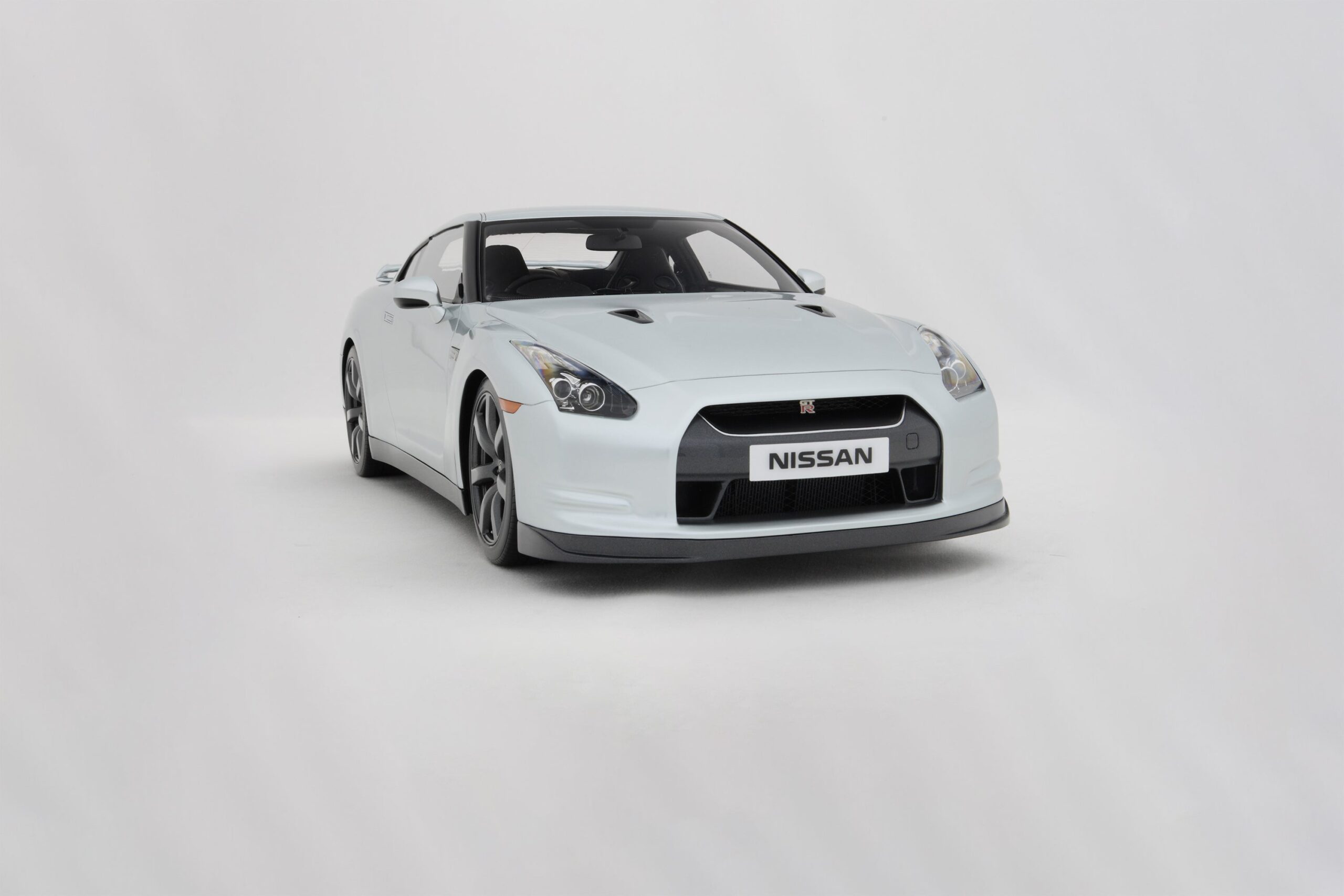 Amalgam Nissan GT-R (2007) - Weiß | 1:8 – Bild 2