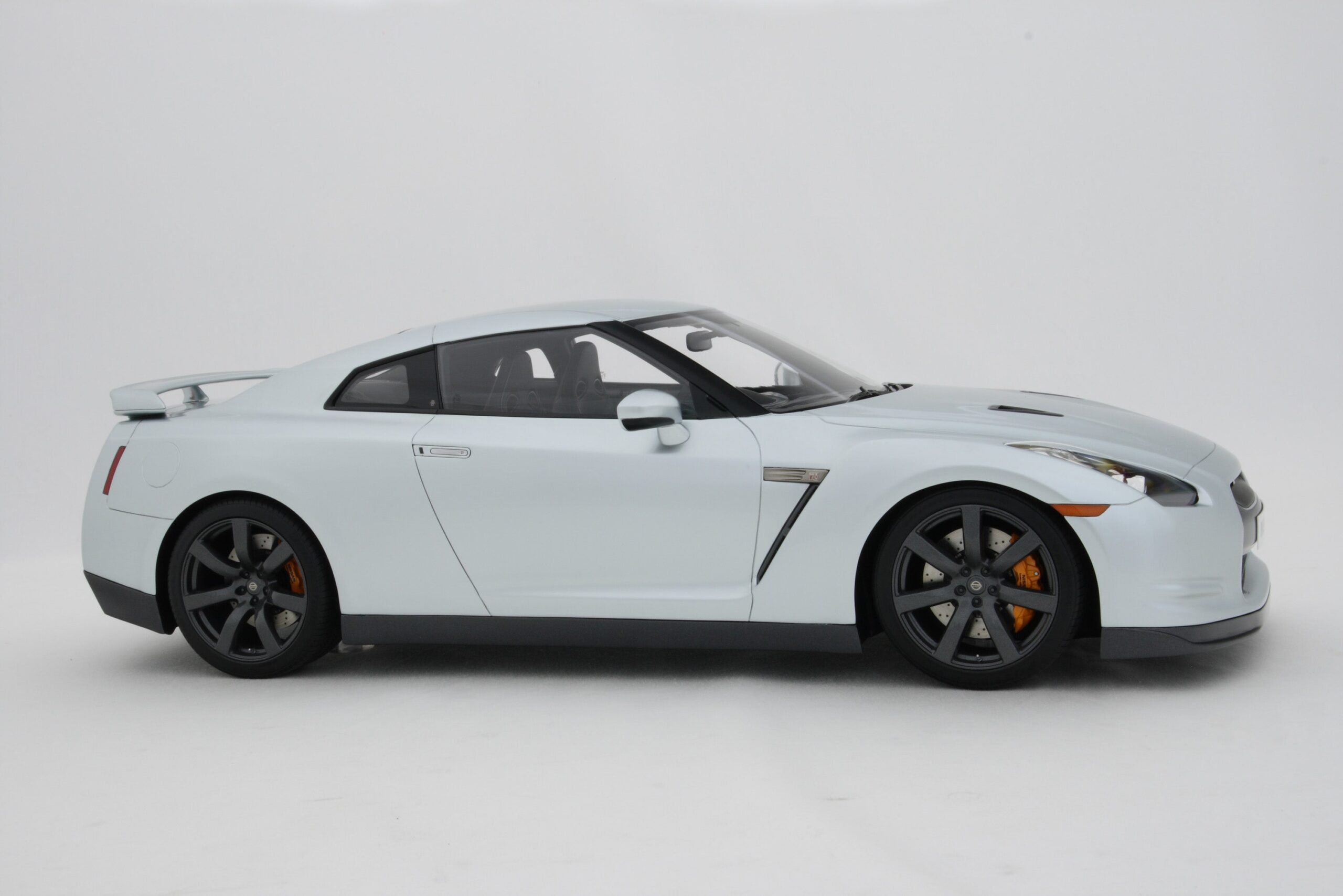 Amalgam Nissan GT-R (2007) - Weiß | 1:8 – Bild 3
