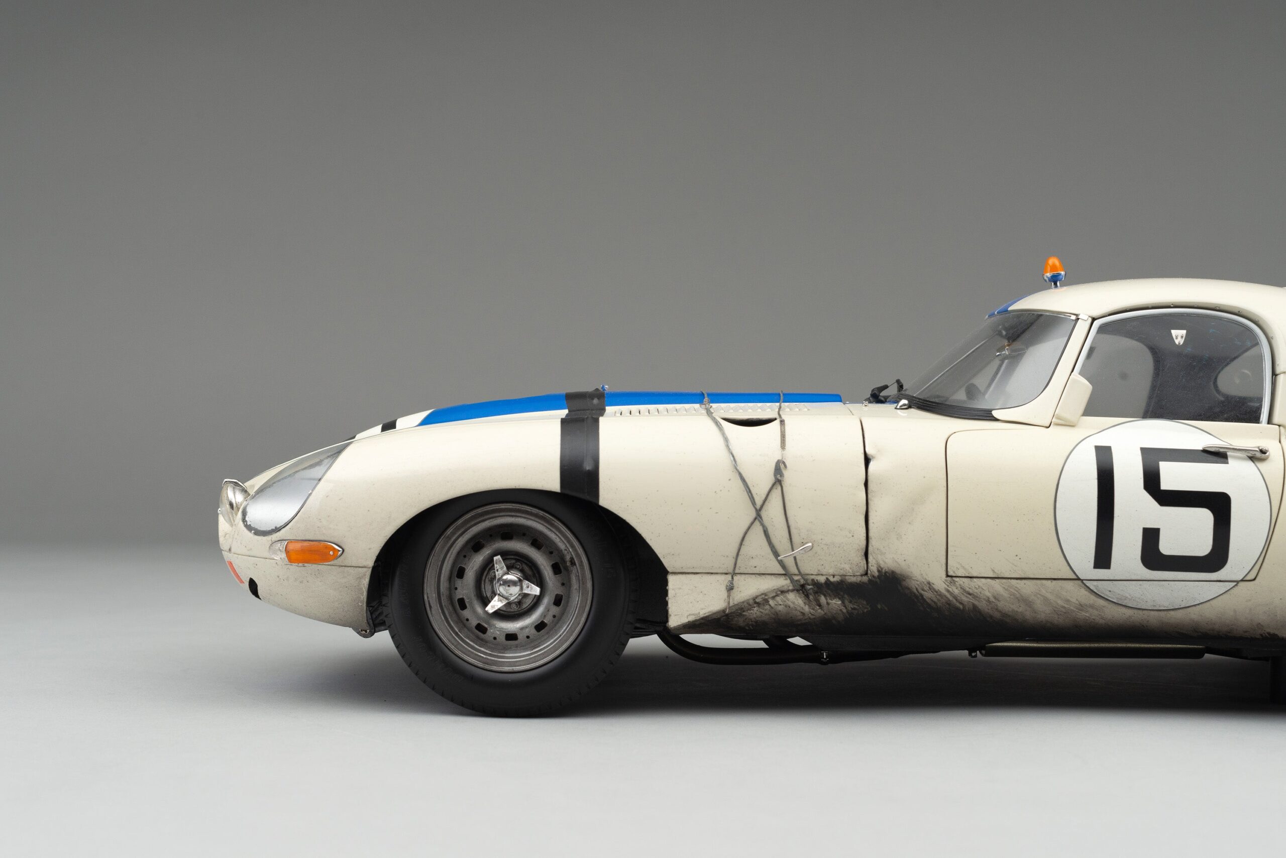 Amalgam Jaguar Lightweight E-type 1963 Le Mans Race Weathered | 1:8 – Bild 6