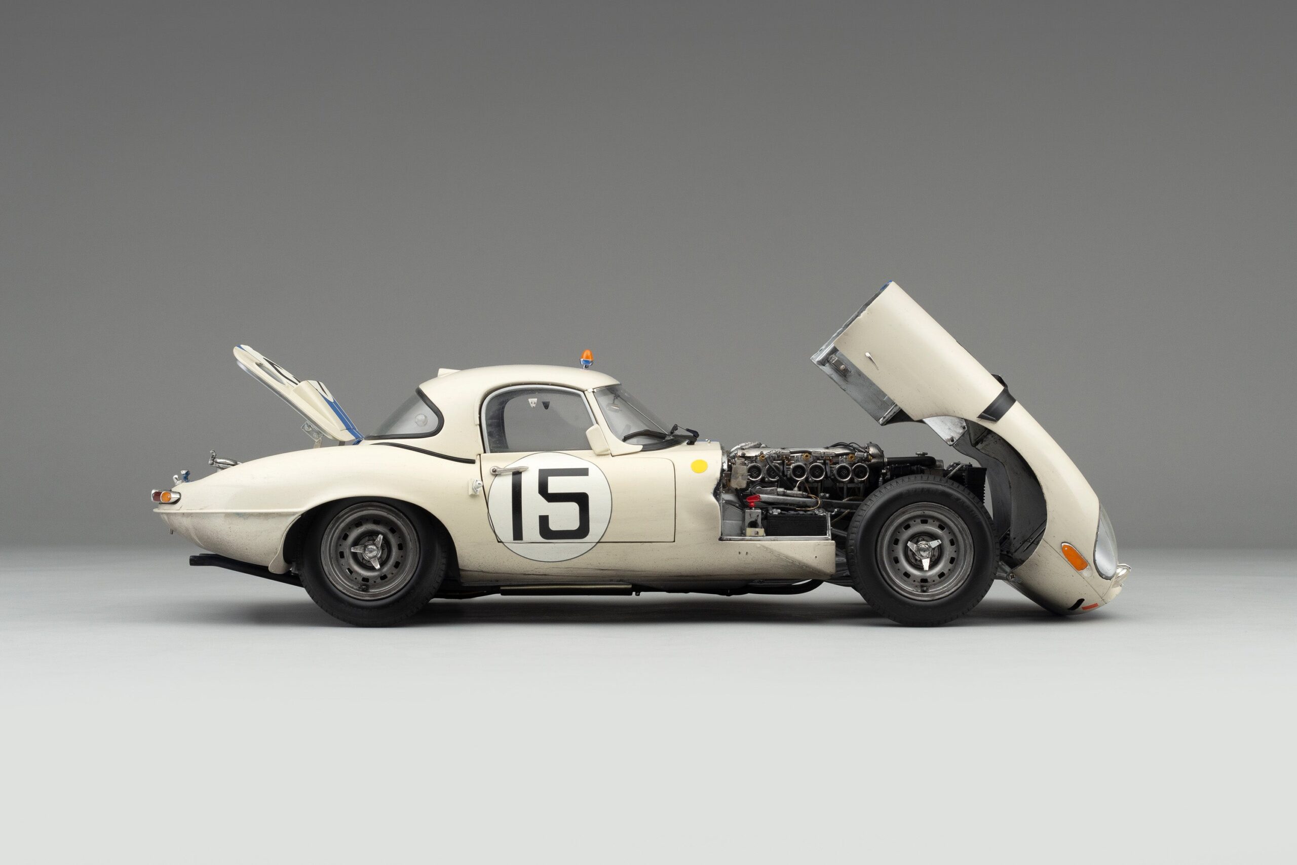 Amalgam Jaguar Lightweight E-type 1963 Le Mans Race Weathered | 1:8 – Bild 5