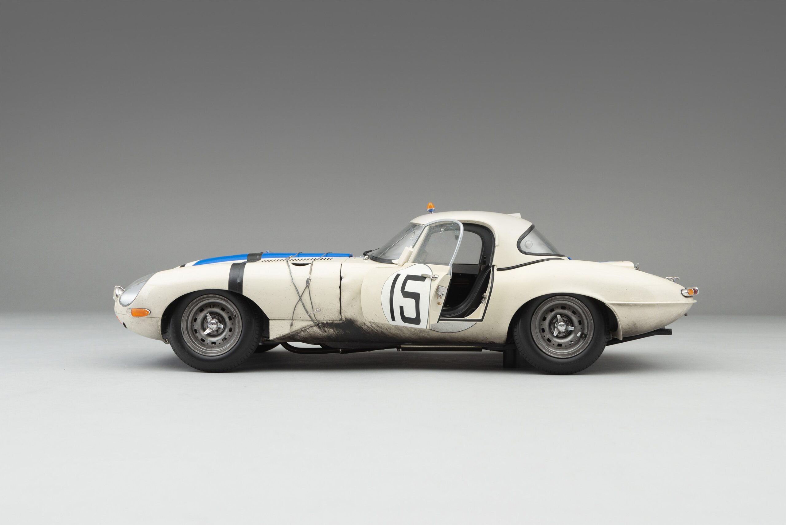 Amalgam Jaguar Lightweight E-type 1963 Le Mans Race Weathered | 1:8 – Bild 14