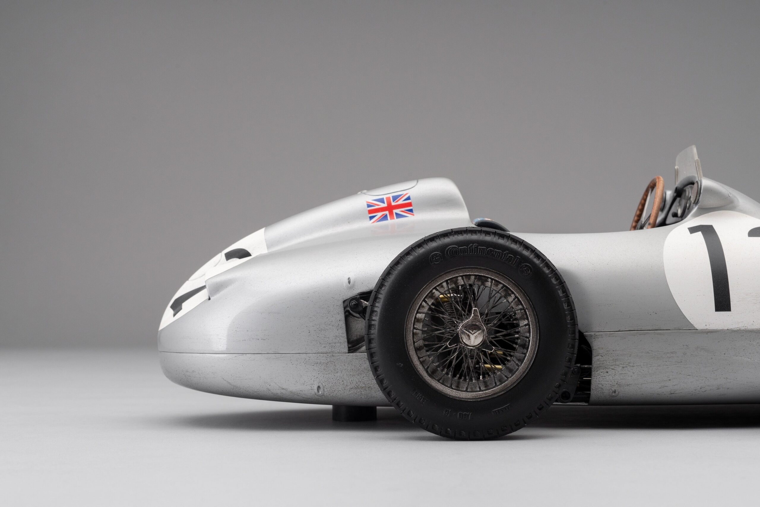 Amalgam Mercedes-Benz W196 Monoposto 1955 British Grand Prix Winner Moss Race Weathered - Silber | 1:8 – Bild 11