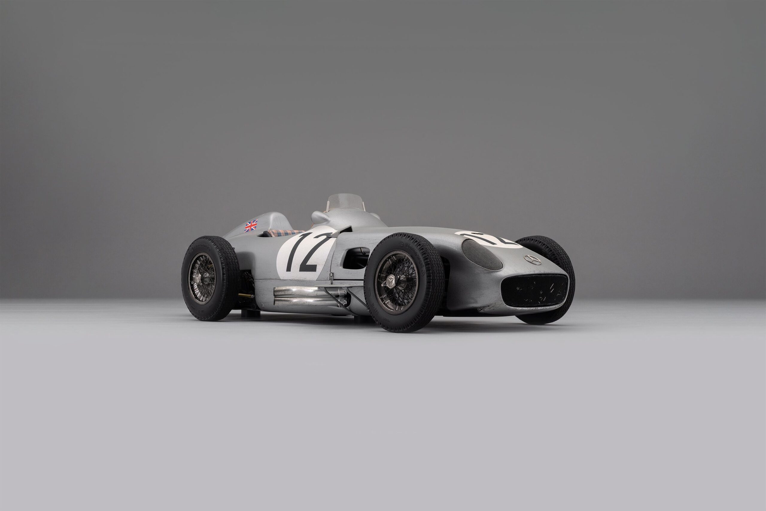 Amalgam Mercedes-Benz W196 Monoposto 1955 British Grand Prix Winner Moss Race Weathered - Silber | 1:8 – Bild 2