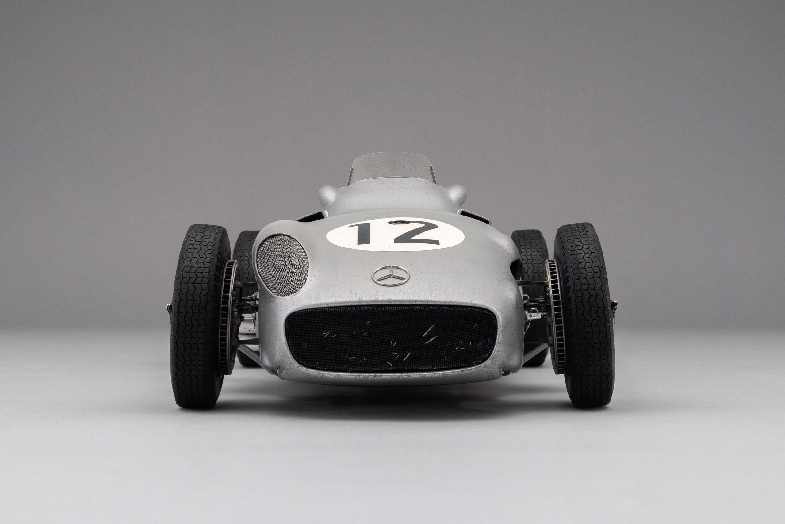 Amalgam Mercedes-Benz W196 Monoposto 1955 British Grand Prix Winner Moss Race Weathered - Silber | 1:8 – Bild 7