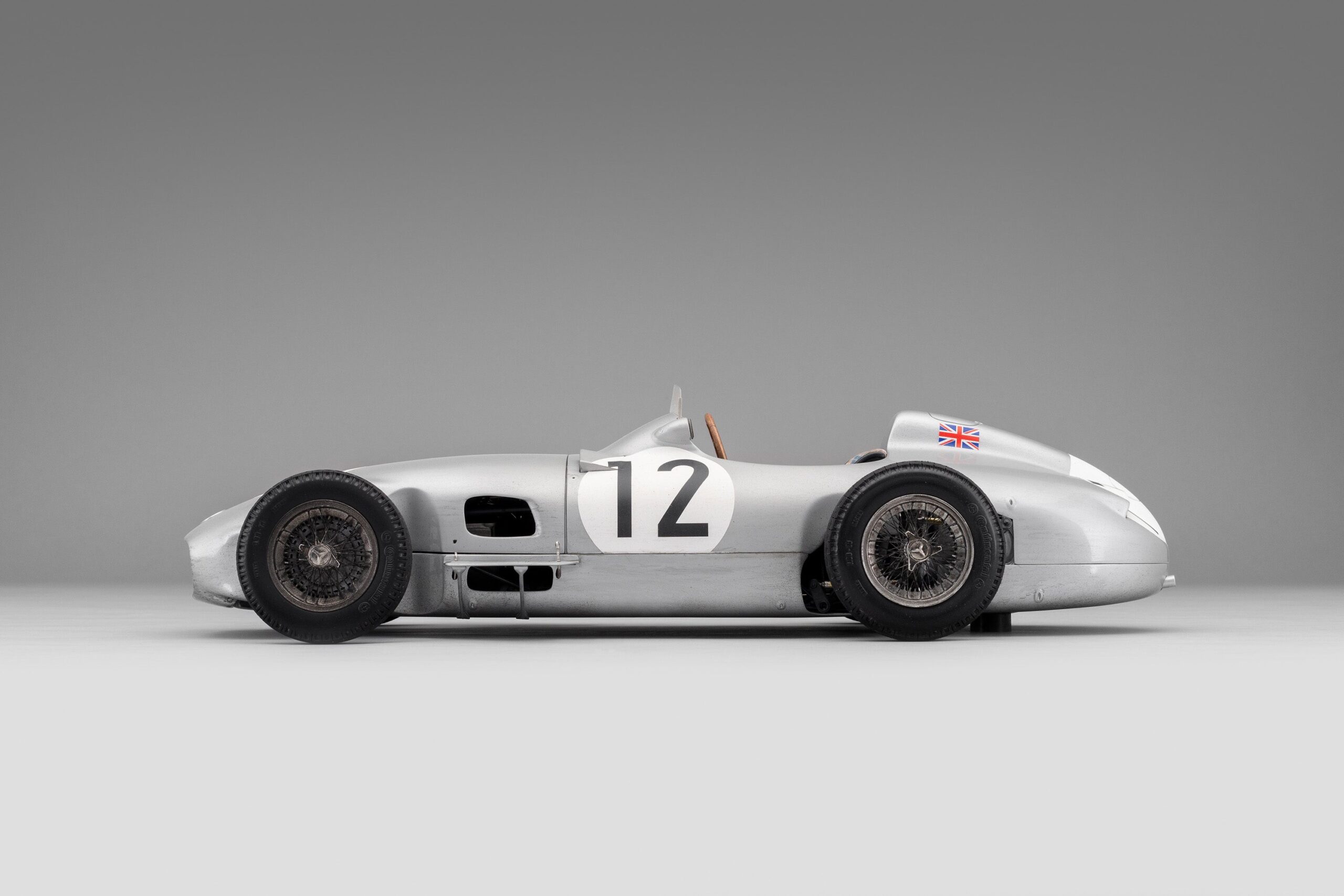 Amalgam Mercedes-Benz W196 Monoposto 1955 British Grand Prix Winner Moss Race Weathered - Silber | 1:8 – Bild 13