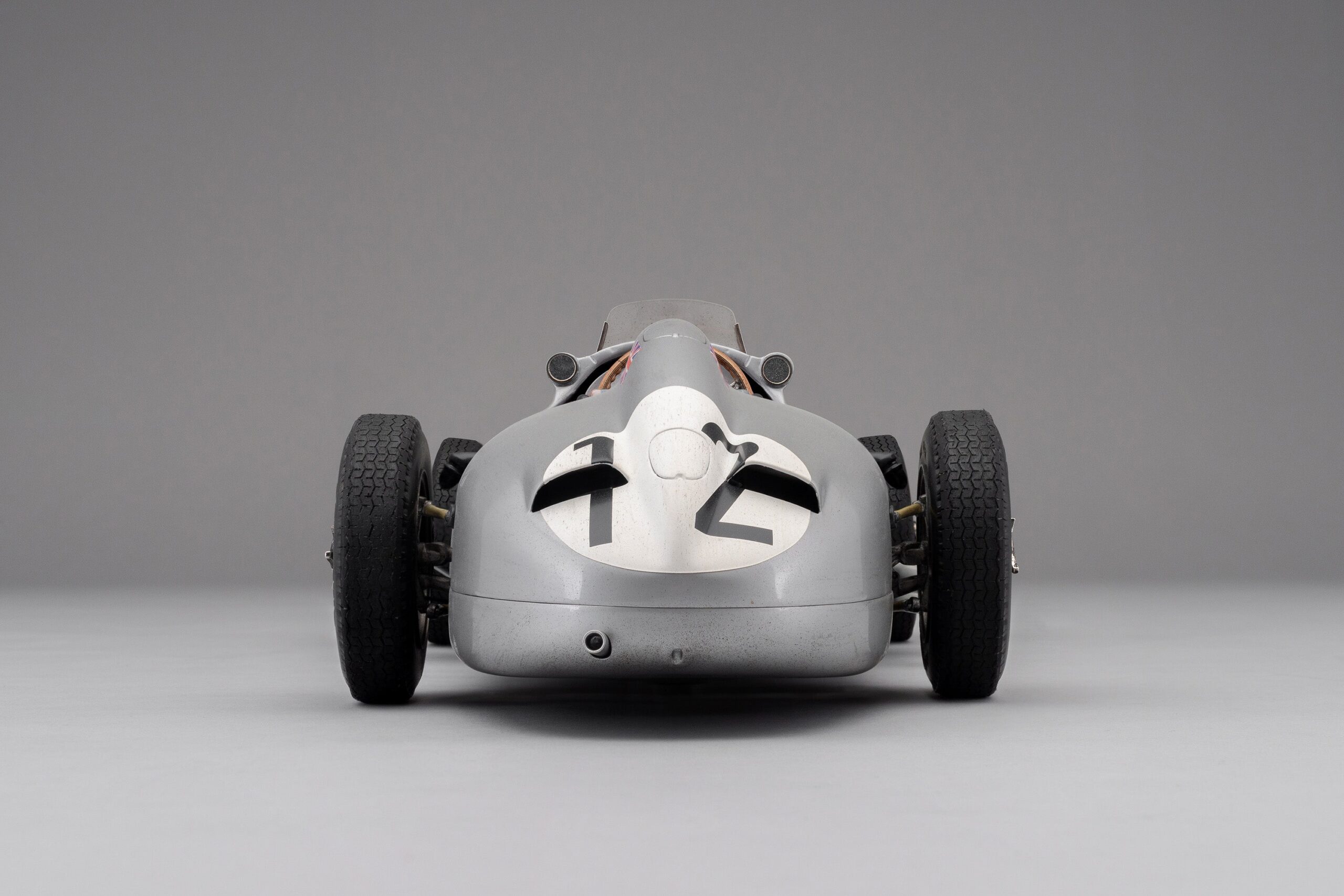 Amalgam Mercedes-Benz W196 Monoposto 1955 British Grand Prix Winner Moss Race Weathered - Silber | 1:8 – Bild 9