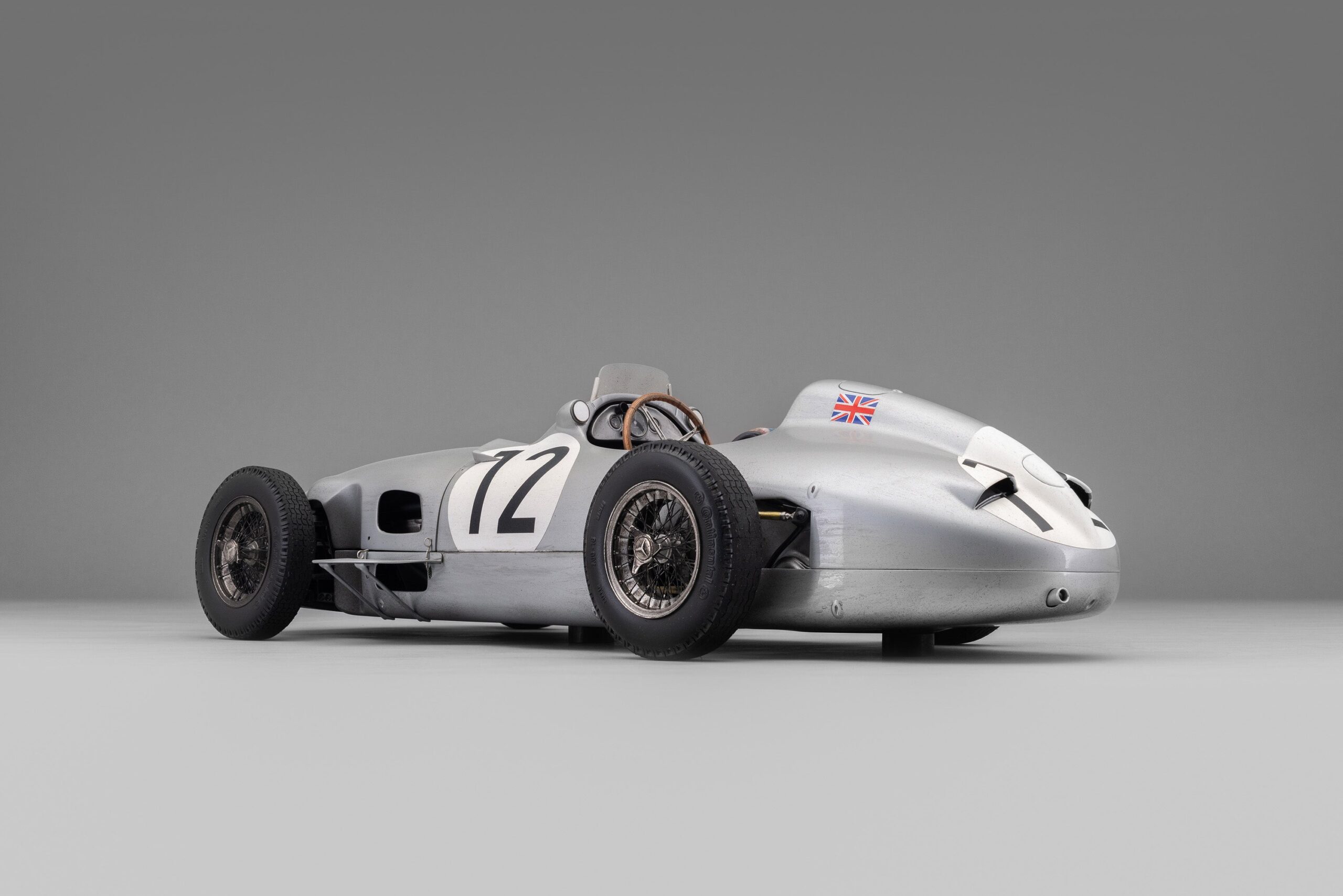 Amalgam Mercedes-Benz W196 Monoposto 1955 British Grand Prix Winner Moss Race Weathered - Silber | 1:8 – Bild 17
