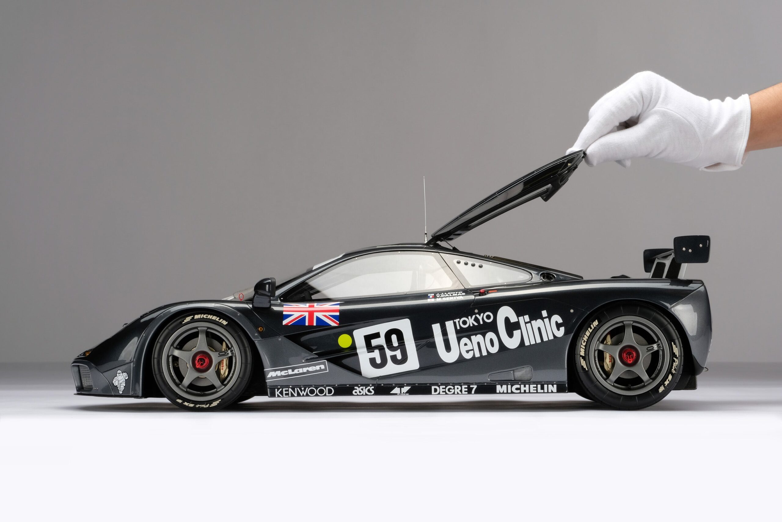 Amalgam McLaren F1 GTR Ueno Clinic 1995 Le Mans Sieger - Weiß | 1:8 – Bild 3