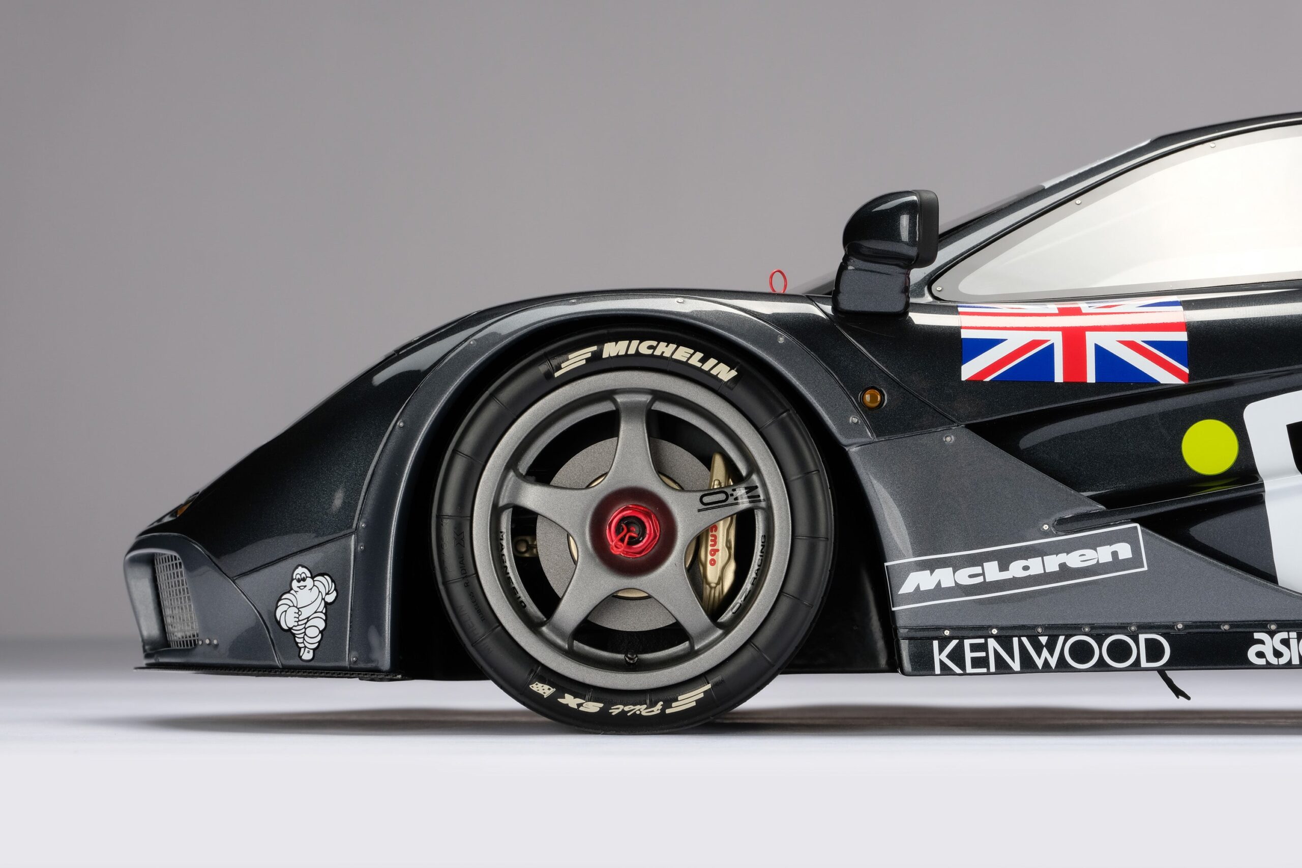 Amalgam McLaren F1 GTR Ueno Clinic 1995 Le Mans Sieger - Weiß | 1:8 – Bild 14