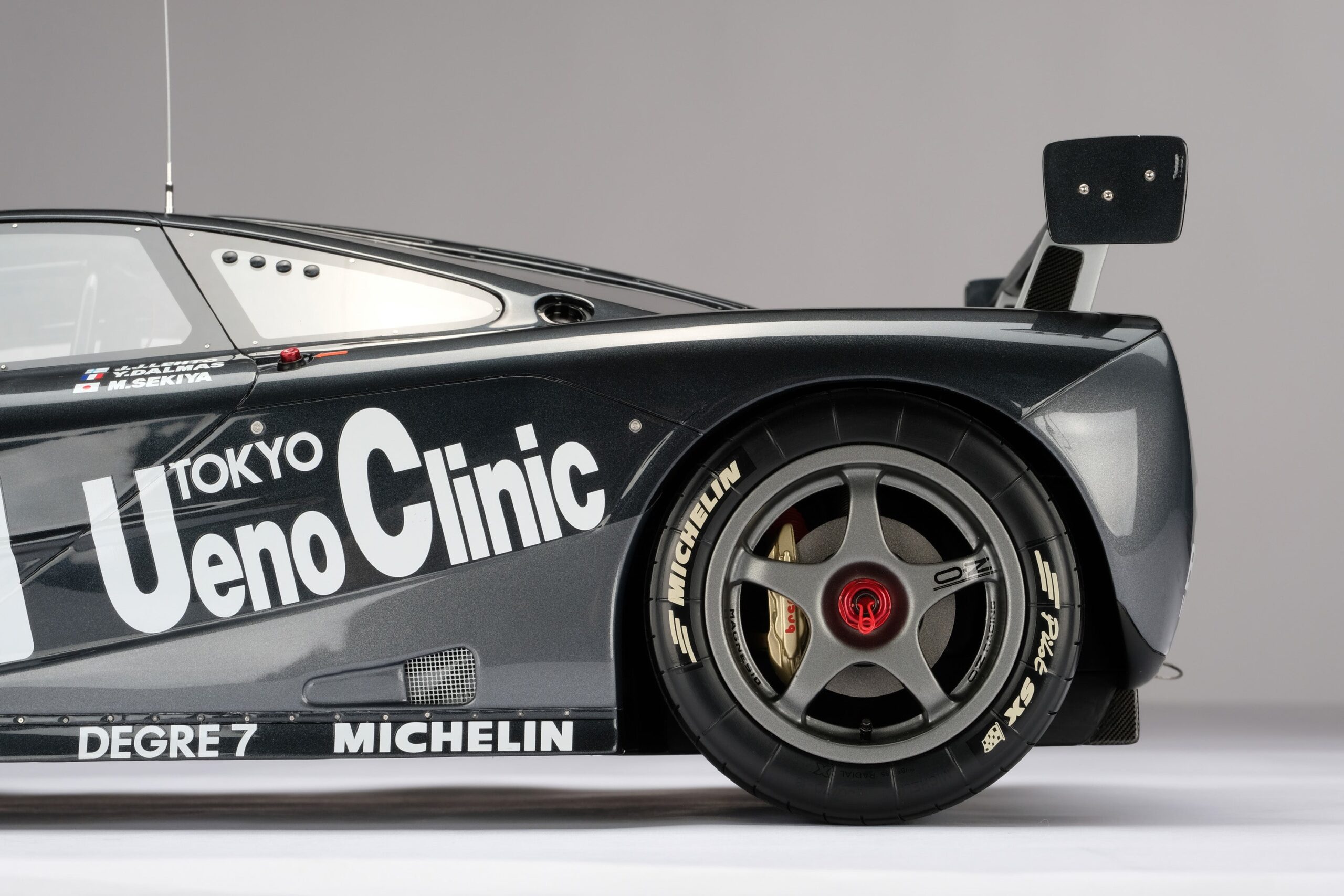 Amalgam McLaren F1 GTR Ueno Clinic 1995 Le Mans Sieger - Weiß | 1:8 – Bild 15