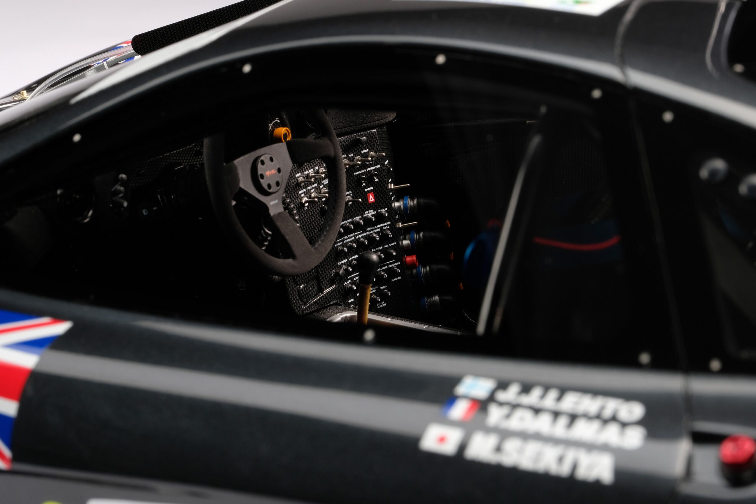 Amalgam McLaren F1 GTR Ueno Clinic 1995 Le Mans Sieger - Weiß | 1:8 – Bild 7