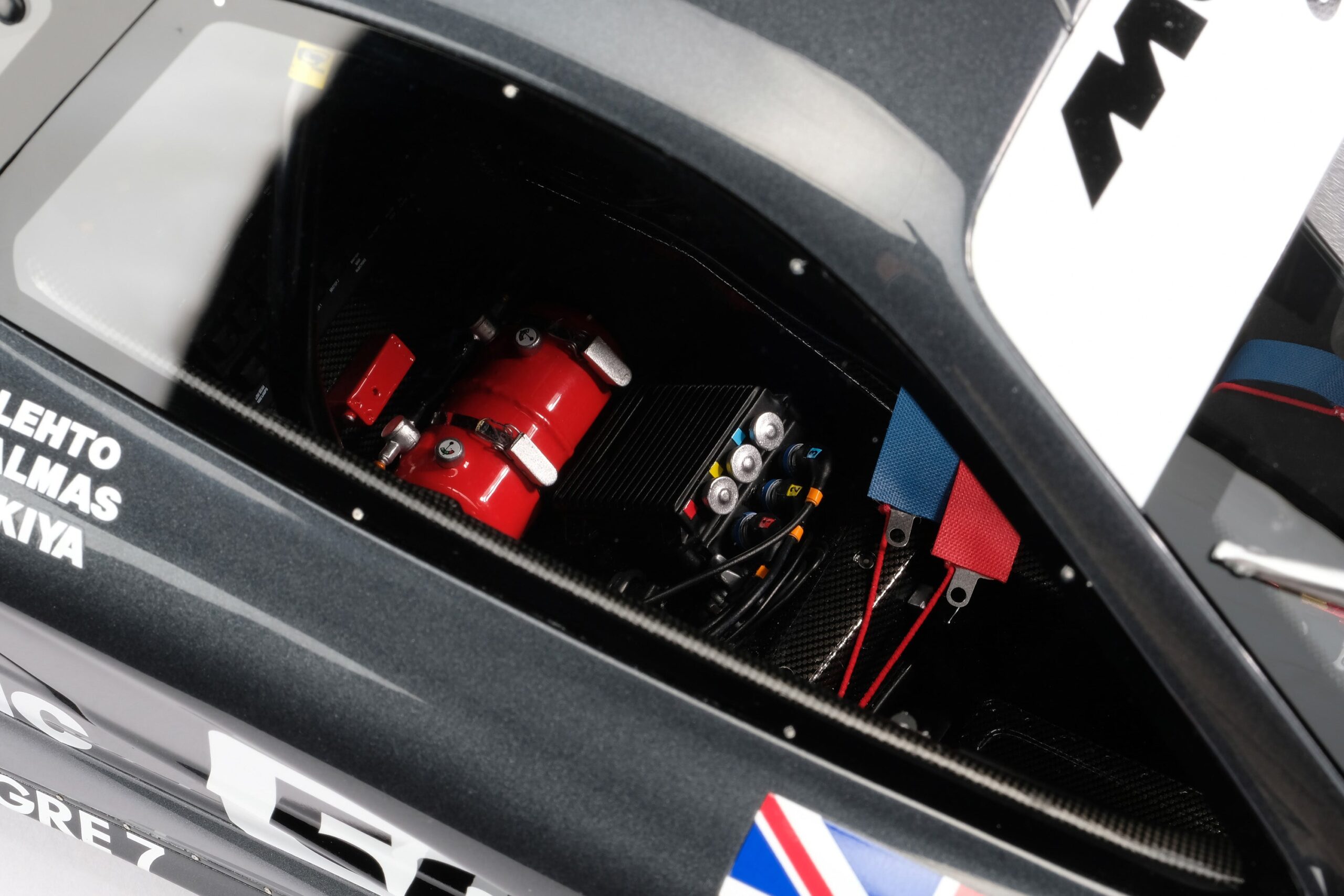 Amalgam McLaren F1 GTR Ueno Clinic 1995 Le Mans Sieger - Weiß | 1:8 – Bild 8