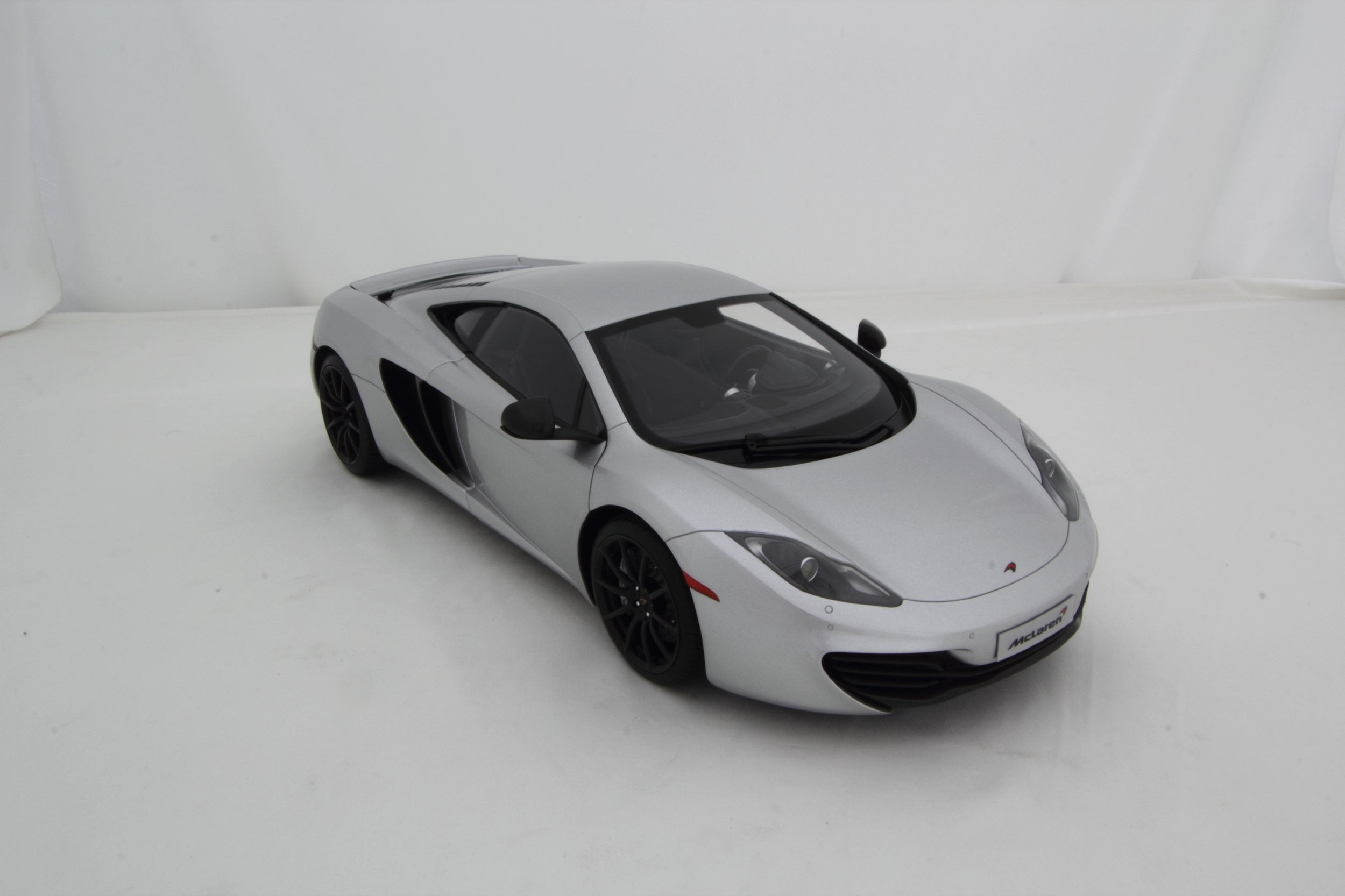 Amalgam McLaren MP4-12C (2011) - Schwarz | 1:8 - Image 4