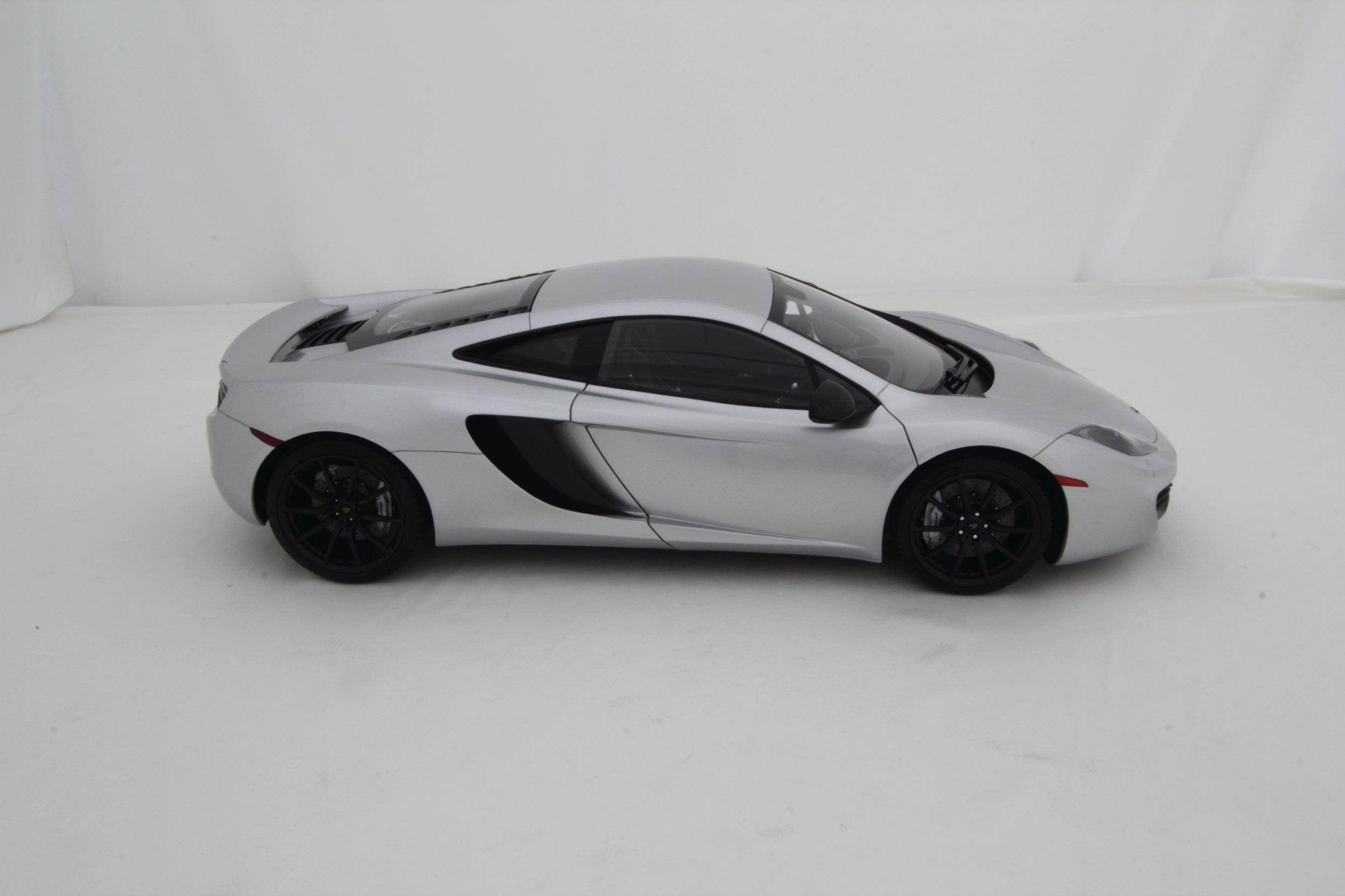 Amalgam McLaren MP4-12C (2011) - Schwarz | 1:8 - Image 3