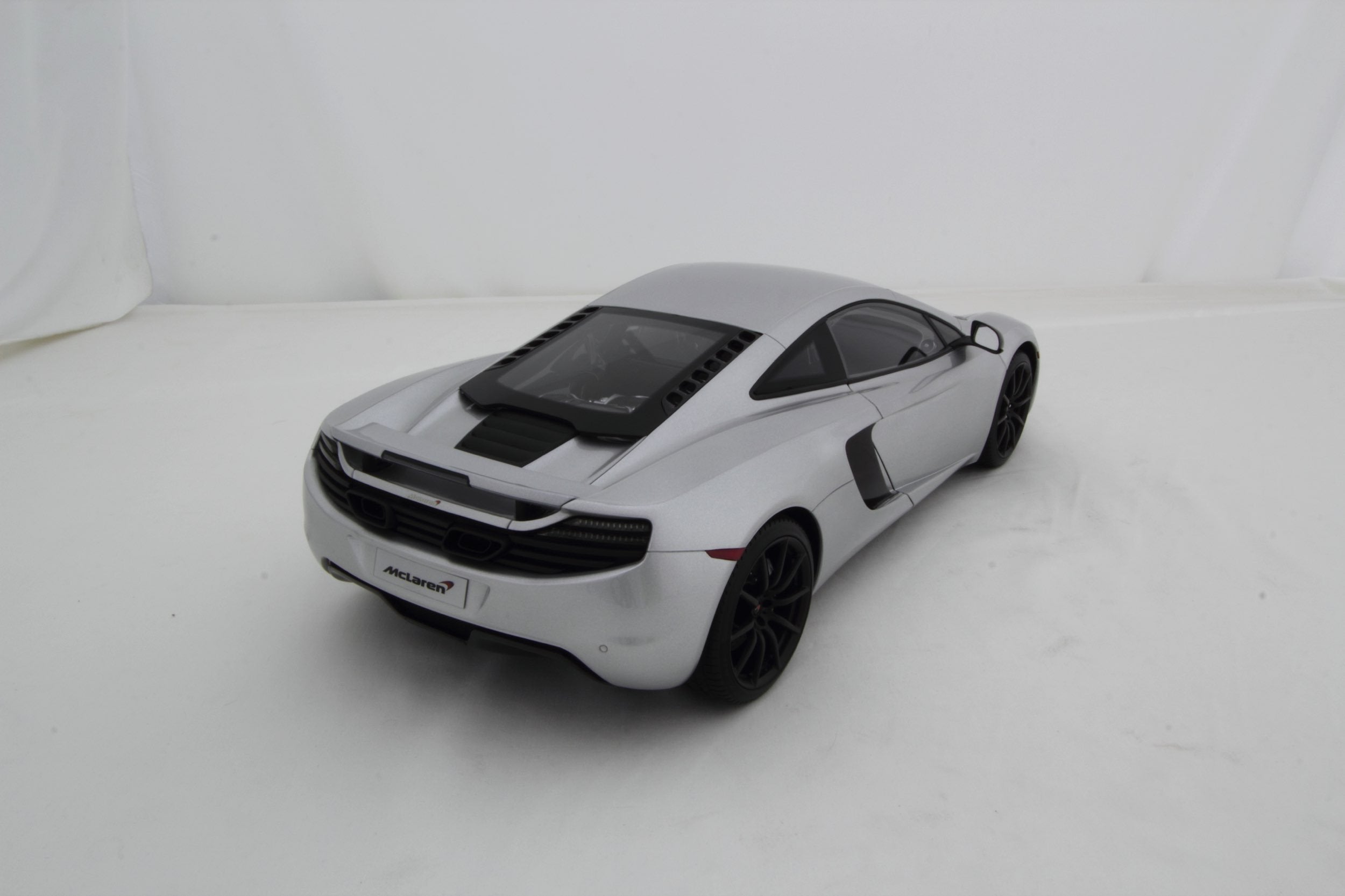 Amalgam McLaren MP4-12C (2011) - Schwarz | 1:8 - Image 5