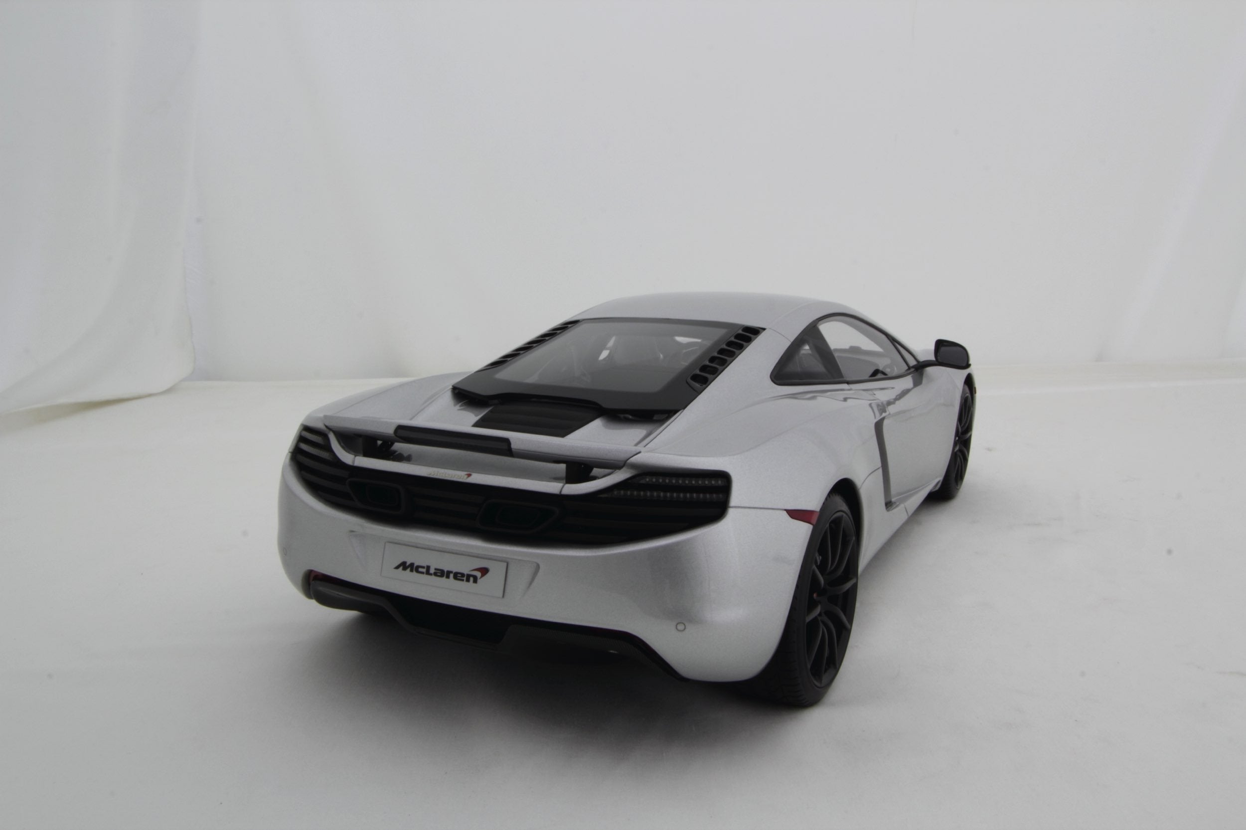 Amalgam McLaren MP4-12C (2011) - Schwarz | 1:8 - Image 6