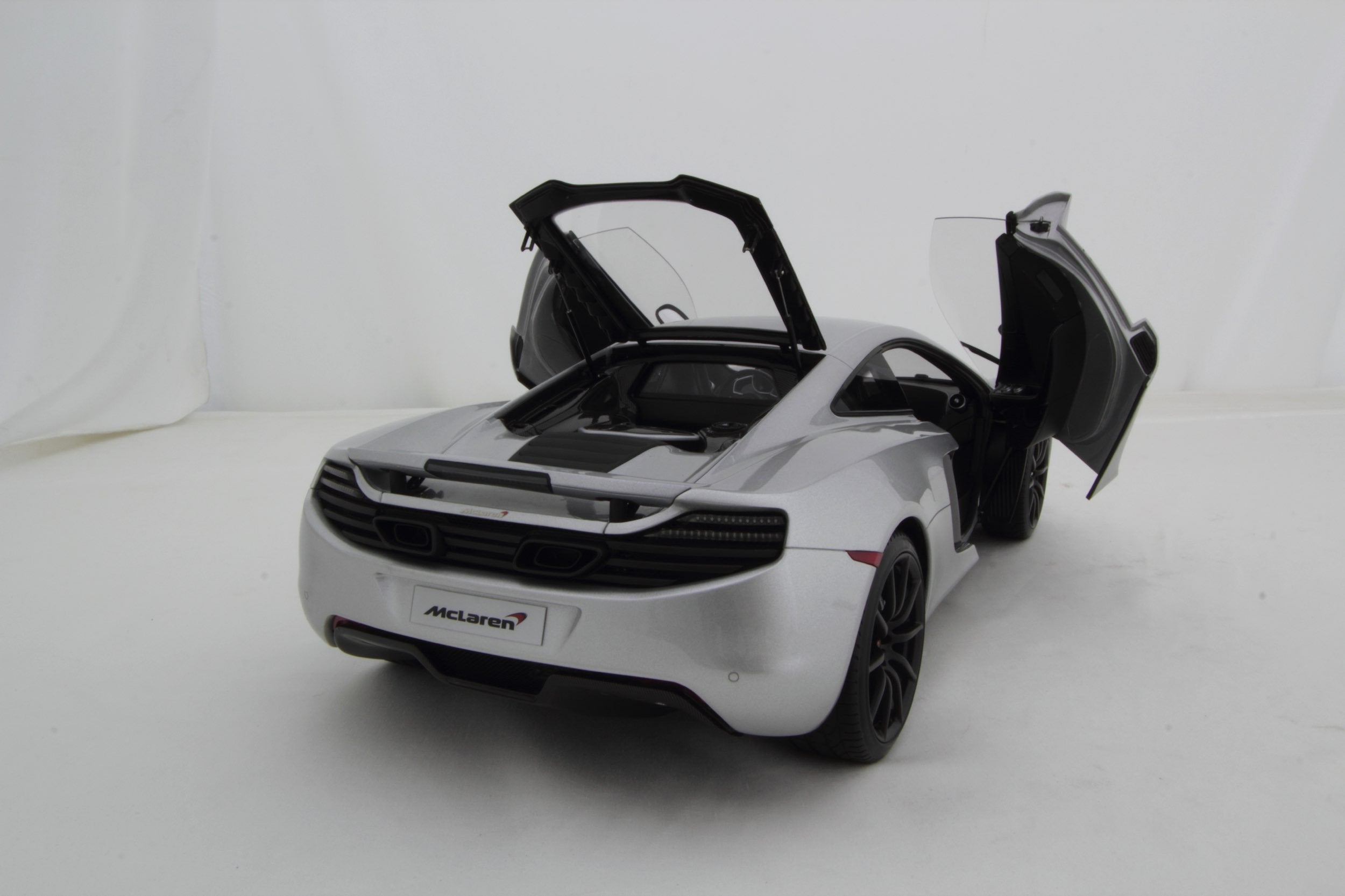 Amalgam McLaren MP4-12C (2011) - Schwarz | 1:8 - Image 7