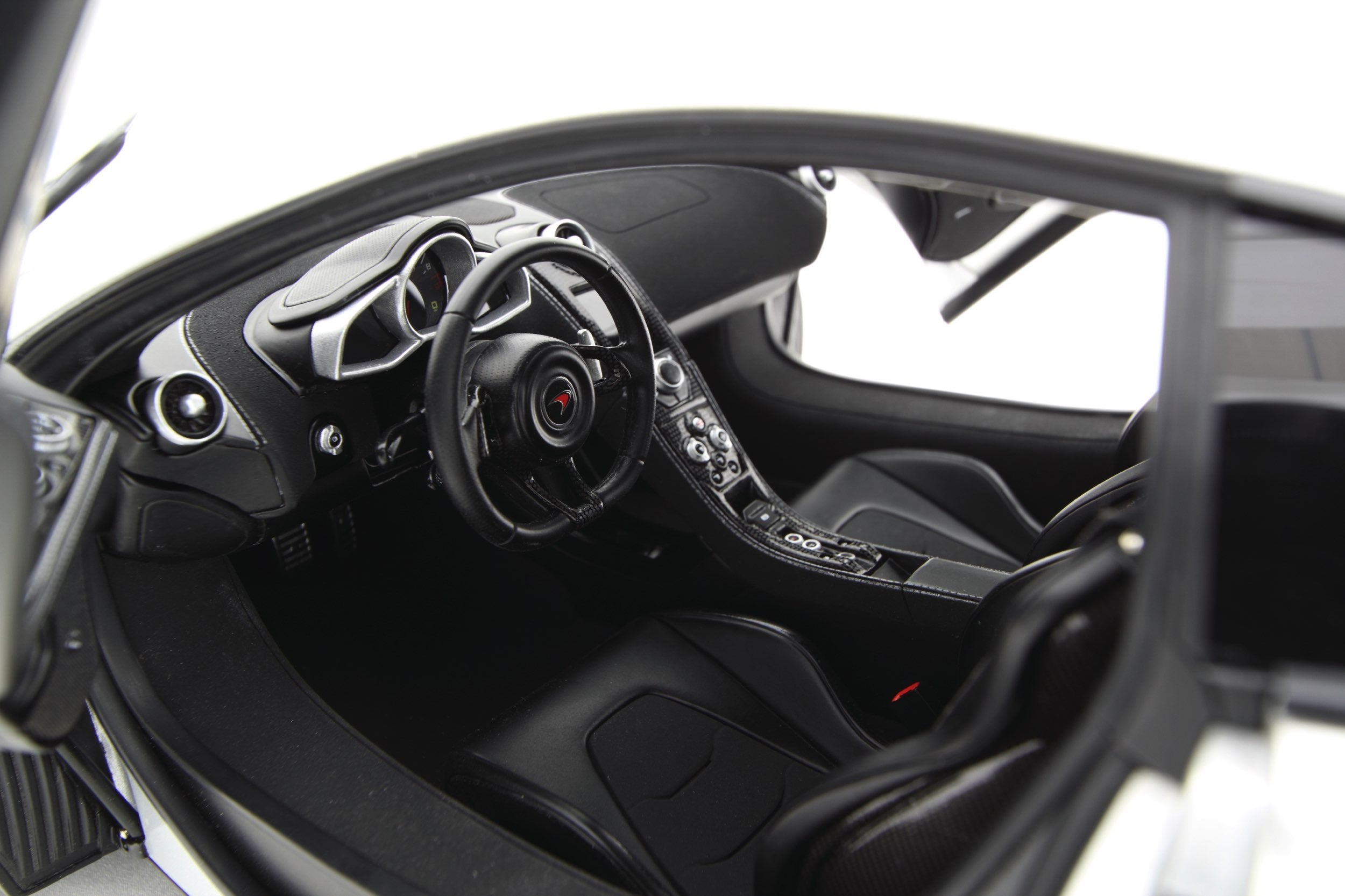 Amalgam McLaren MP4-12C (2011) - Schwarz | 1:8 - Image 9