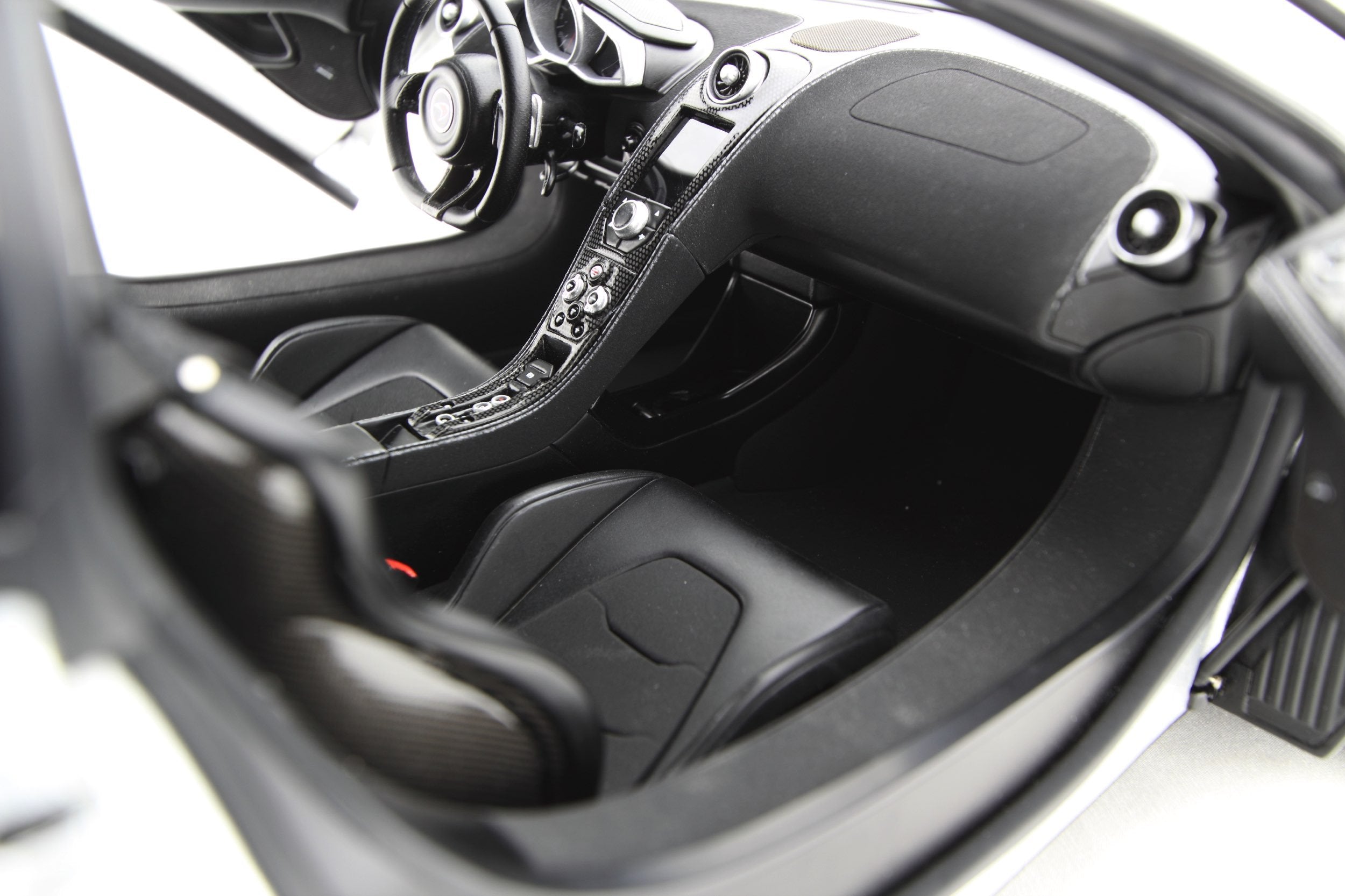 Amalgam McLaren MP4-12C (2011) - Schwarz | 1:8 - Image 10