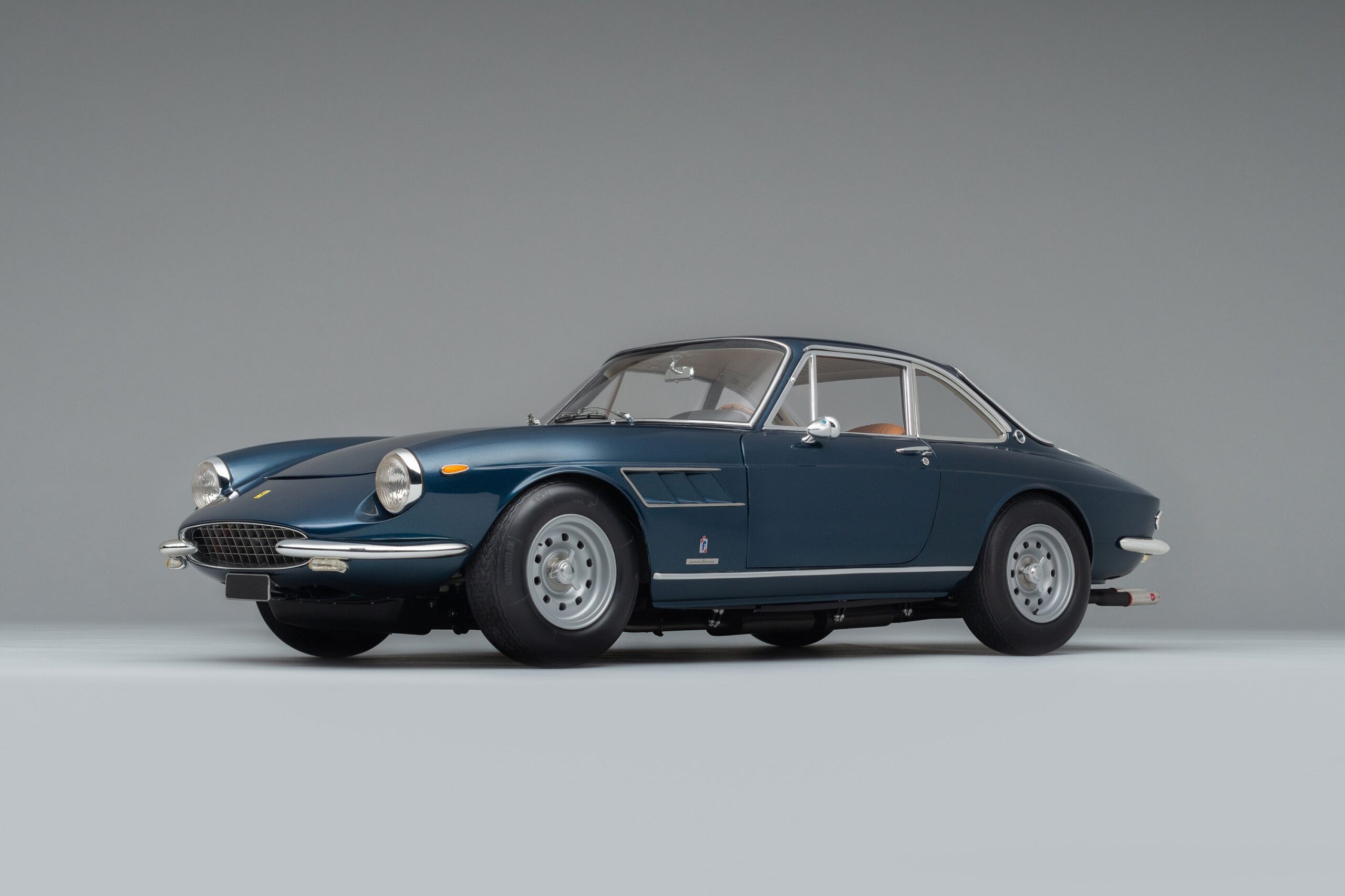 Amalgam Ferrari 330 GTC (1966) - Blau | 1:8 – Bild 10