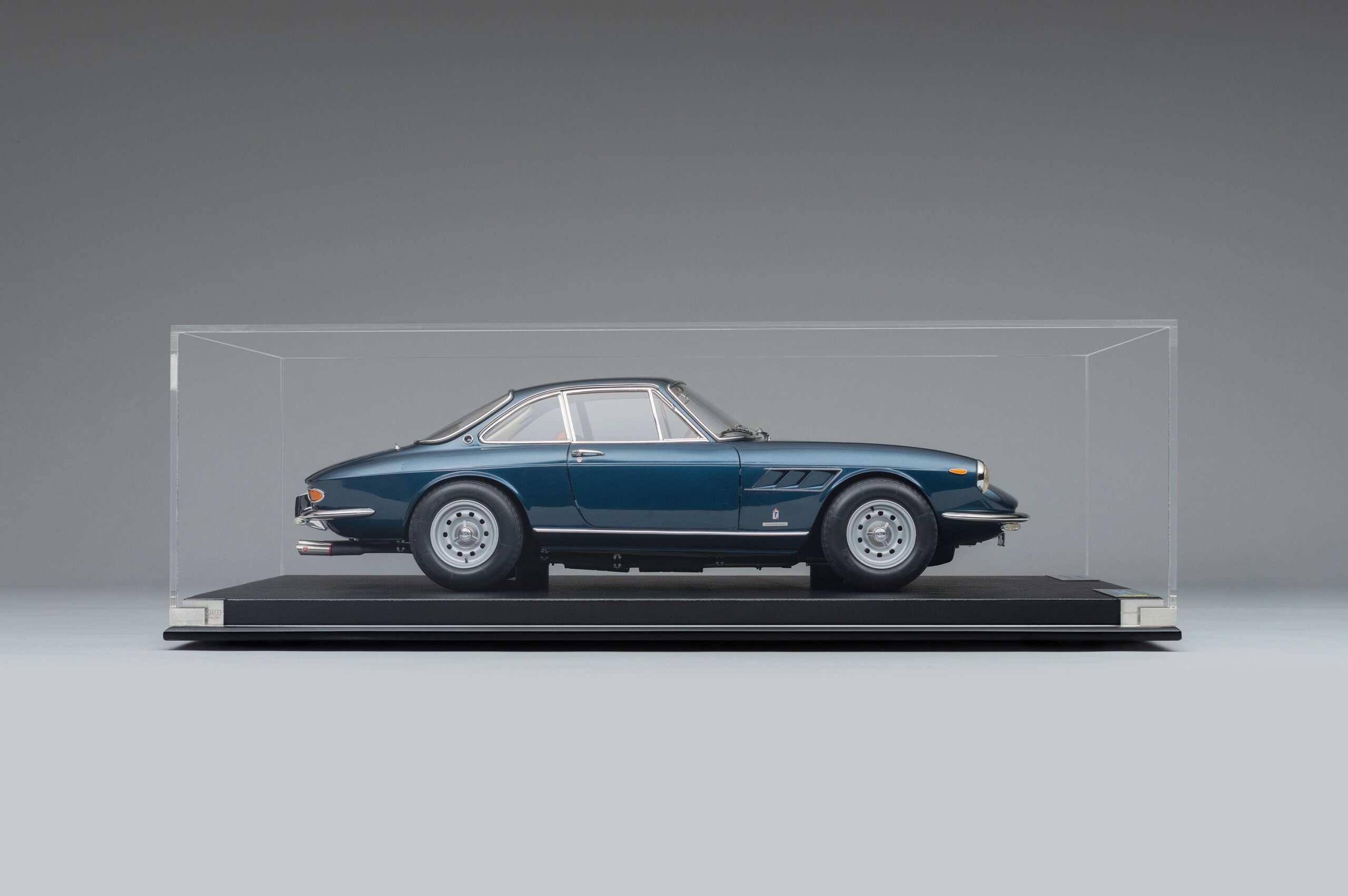 Amalgam Ferrari 330 GTC (1966) - Blau | 1:8 – Bild 13