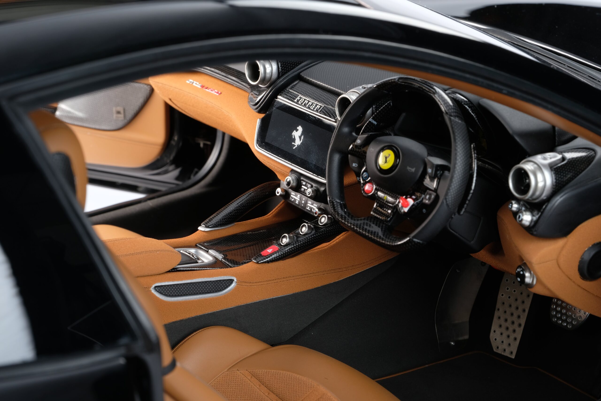 Amalgam Ferrari GTC4Lusso (2016) - Rot | 1:8 - 画像27
