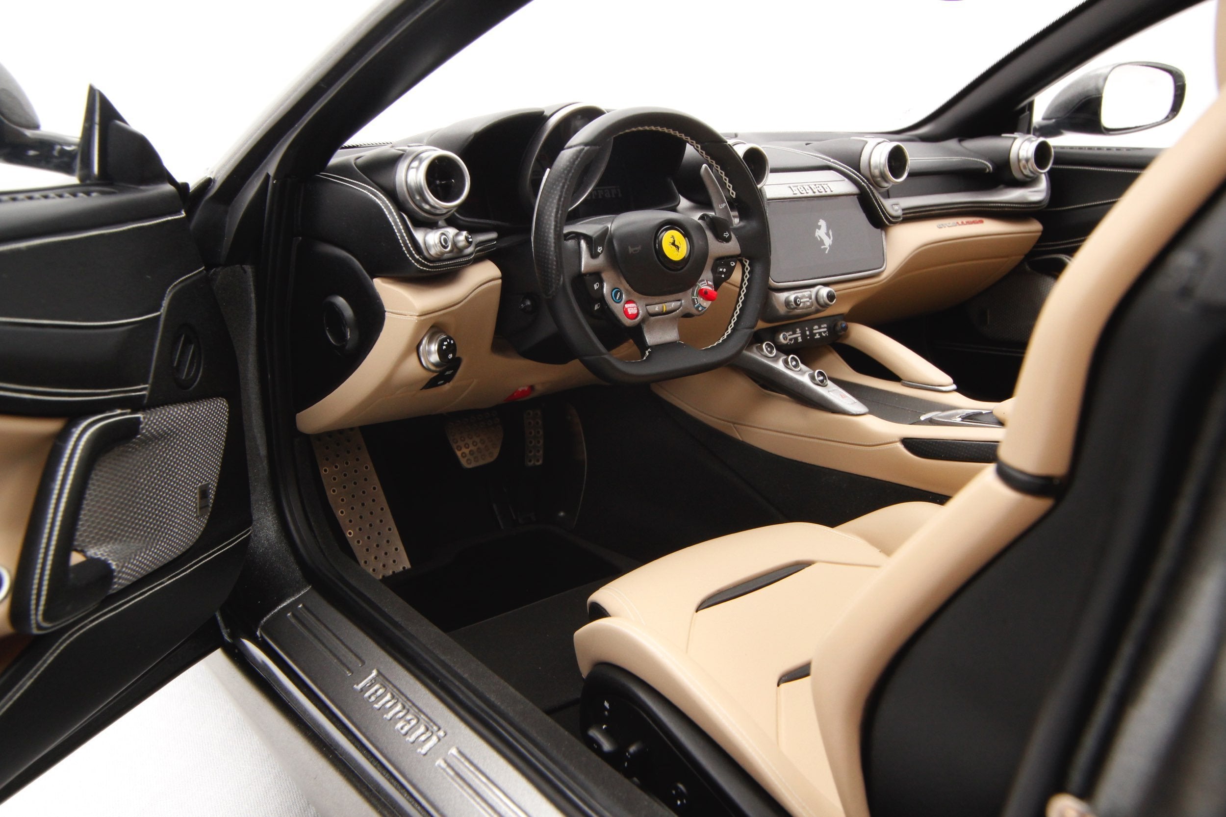 Amalgam Ferrari GTC4Lusso (2016) - Rot | 1:8 - 画像25