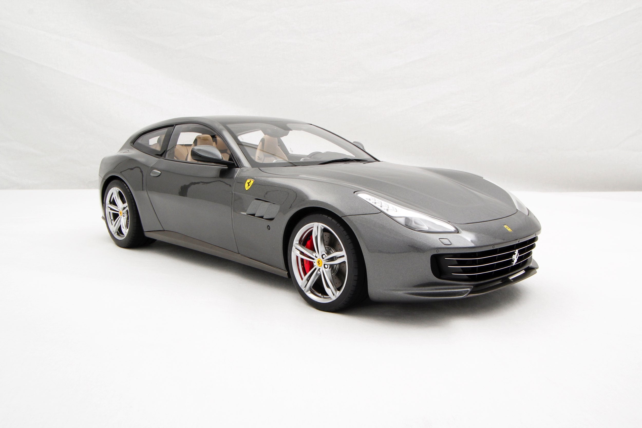 Amalgam Ferrari GTC4Lusso (2016) - Rot | 1:8 - 画像16