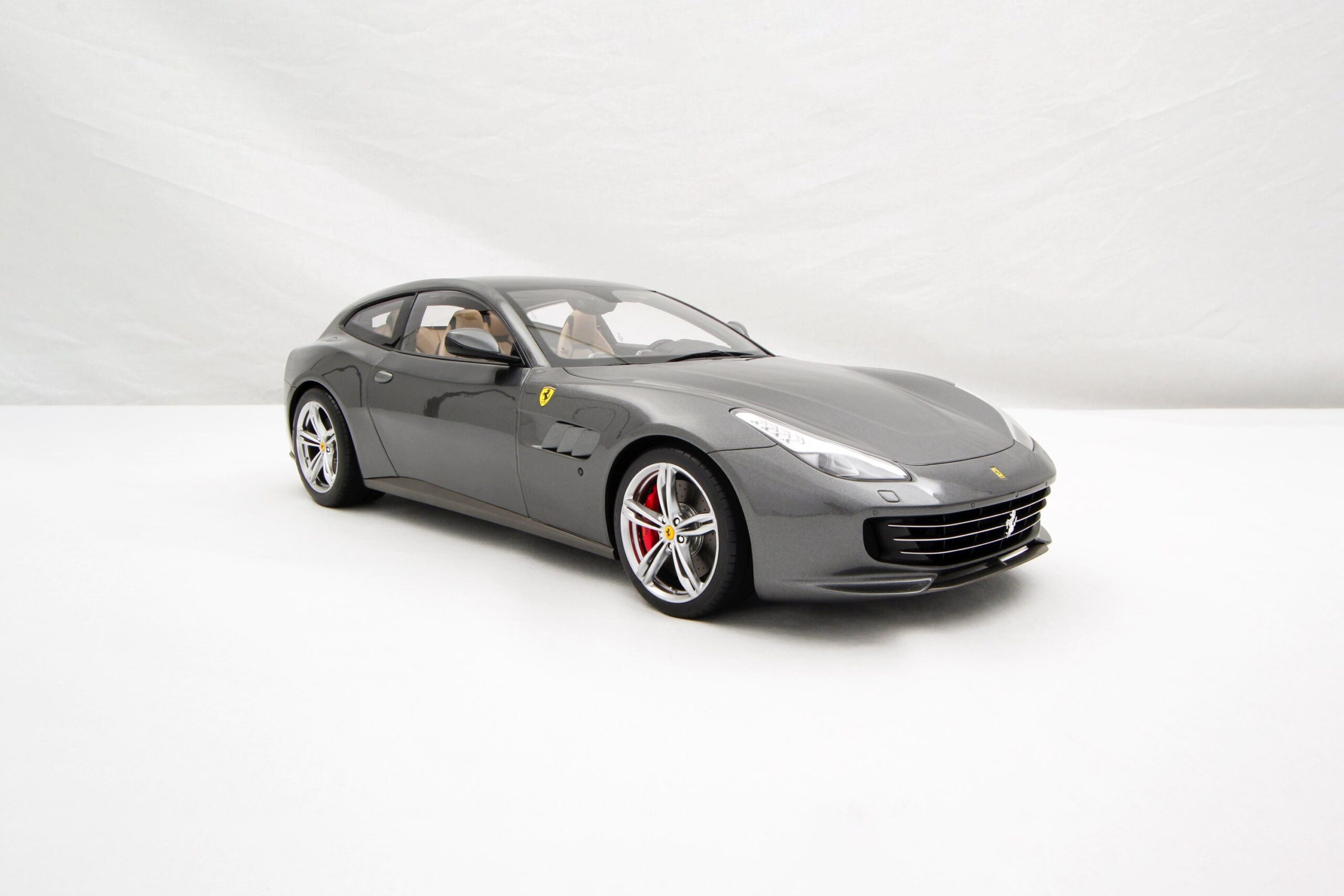 Amalgam Ferrari GTC4Lusso (2016) - Rot | 1:8 - 画像17