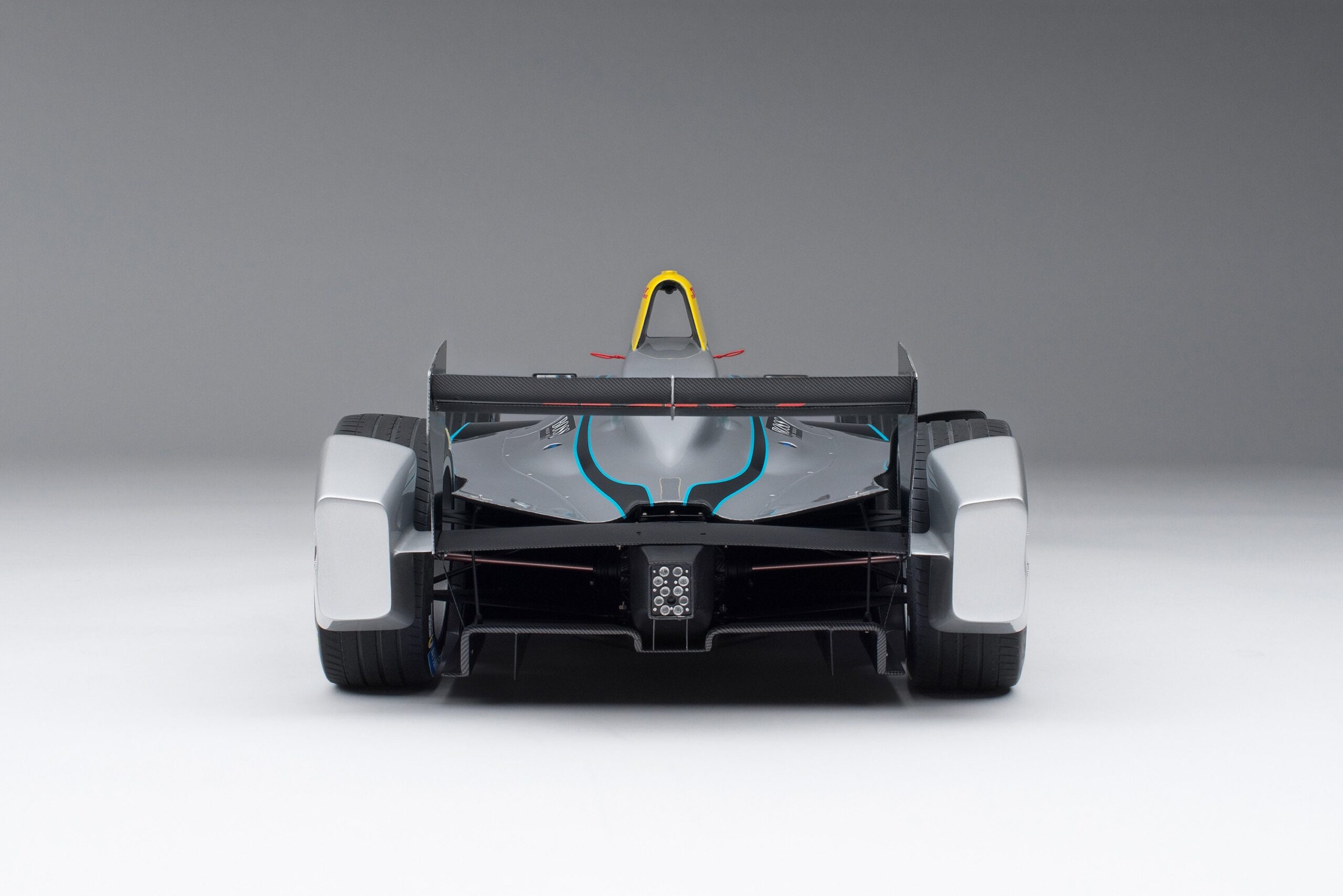 Amalgam Spark-Renault SRT_01E Gen1 Season 4 Show Car (2017) - Silber | 1:8 - 画像11