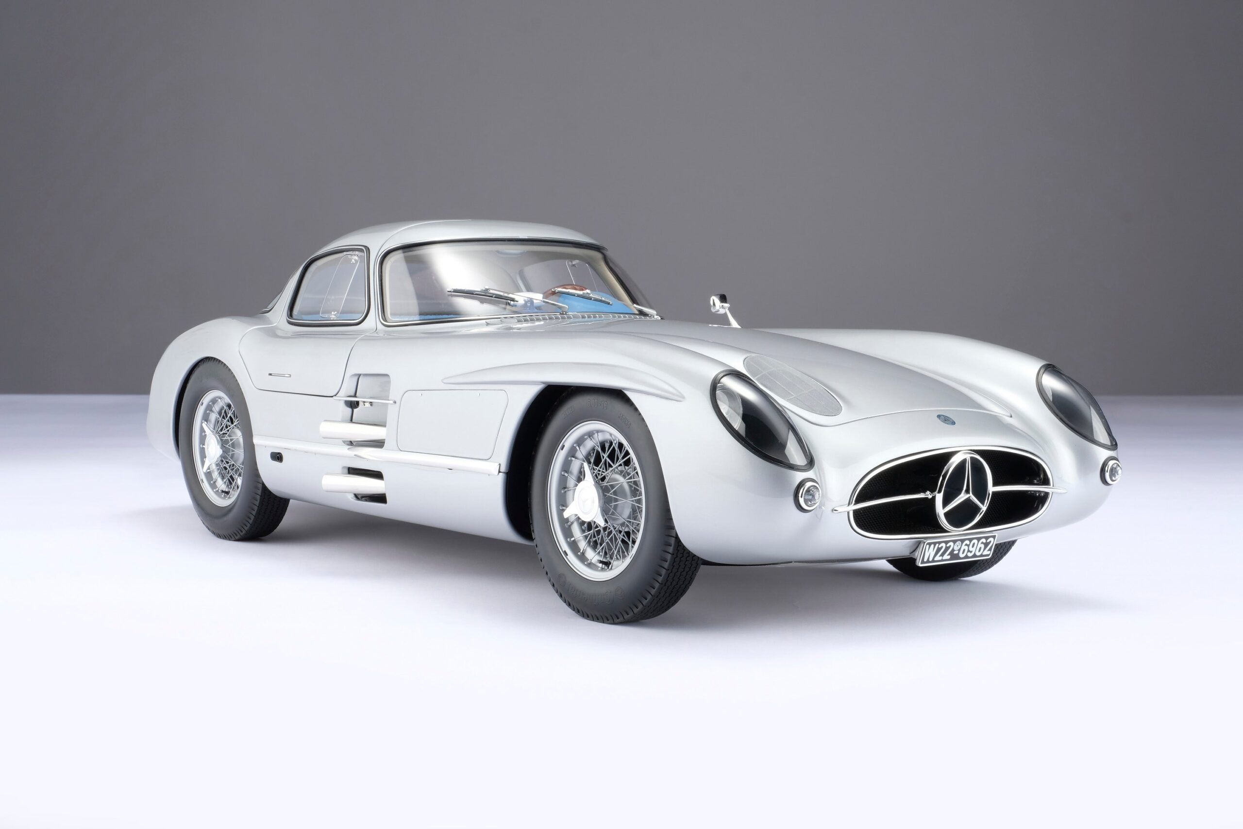 Amalgam Mercedes-Benz 300 SLR Uhlenhaut Coupé Chassis 00007/55 "The Blue" - Silbergrau Metallic | 1:8 - Image 5